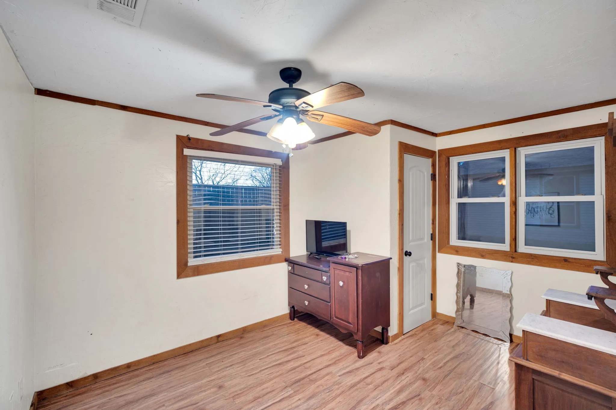 Single Family Residence For Sale in Johnson County , 200 W Davis Avenue, Alvarado, Texas 76009, 4 Bedroom, 2 Bathroom, 2 Garage spaces, 1,657 Sqft, built in 1955, Preowned, mls#21183703, Real Estate Agent in Alvarado, Homes For Sale in Johnson county, Homes For Sale in Alvarado, Realtor in Alvarado Texas, Real Estate Brokerage Independent Realty Texas, Luminita Cordes Realtor