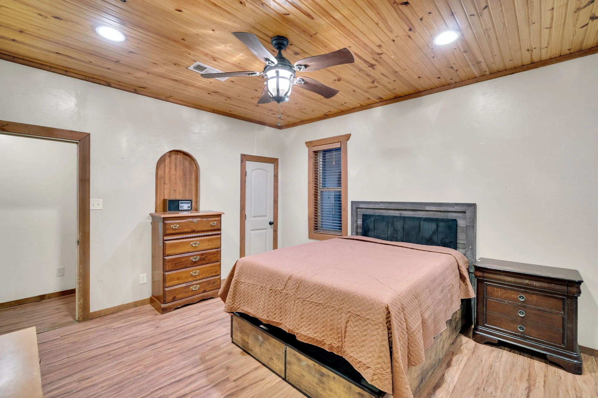 Single Family Residence For Sale in Johnson County , 200 W Davis Avenue, Alvarado, Texas 76009, 4 Bedroom, 2 Bathroom, 2 Garage spaces, 1,657 Sqft, built in 1955, Preowned, mls#21183703, Real Estate Agent in Alvarado, Homes For Sale in Johnson county, Homes For Sale in Alvarado, Realtor in Alvarado Texas, Real Estate Brokerage Independent Realty Texas, Luminita Cordes Realtor