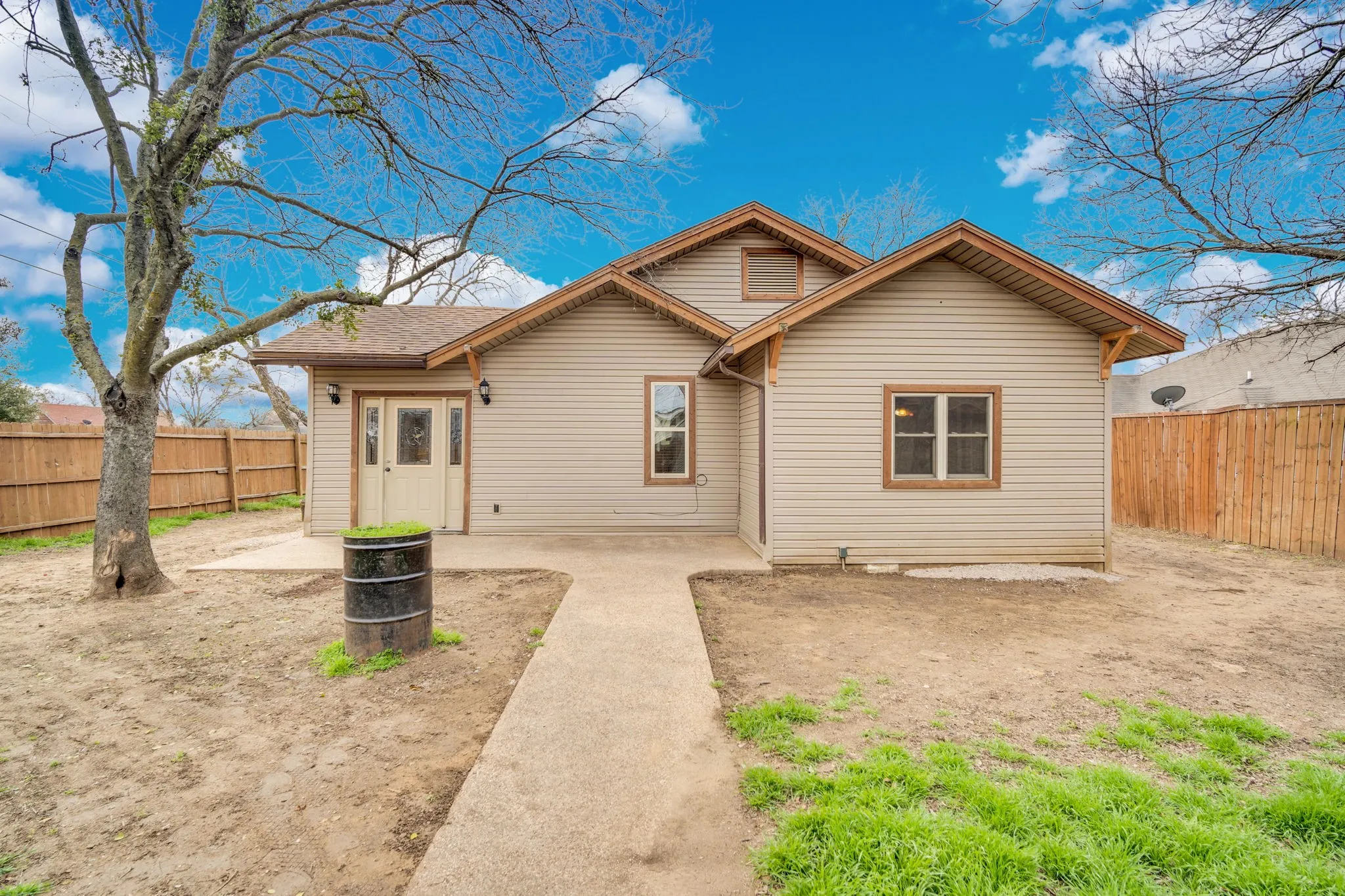 Single Family Residence For Sale in Johnson County , 200 W Davis Avenue, Alvarado, Texas 76009, 4 Bedroom, 2 Bathroom, 2 Garage spaces, 1,657 Sqft, built in 1955, Preowned, mls#21183703, Real Estate Agent in Alvarado, Homes For Sale in Johnson county, Homes For Sale in Alvarado, Realtor in Alvarado Texas, Real Estate Brokerage Independent Realty Texas, Luminita Cordes Realtor