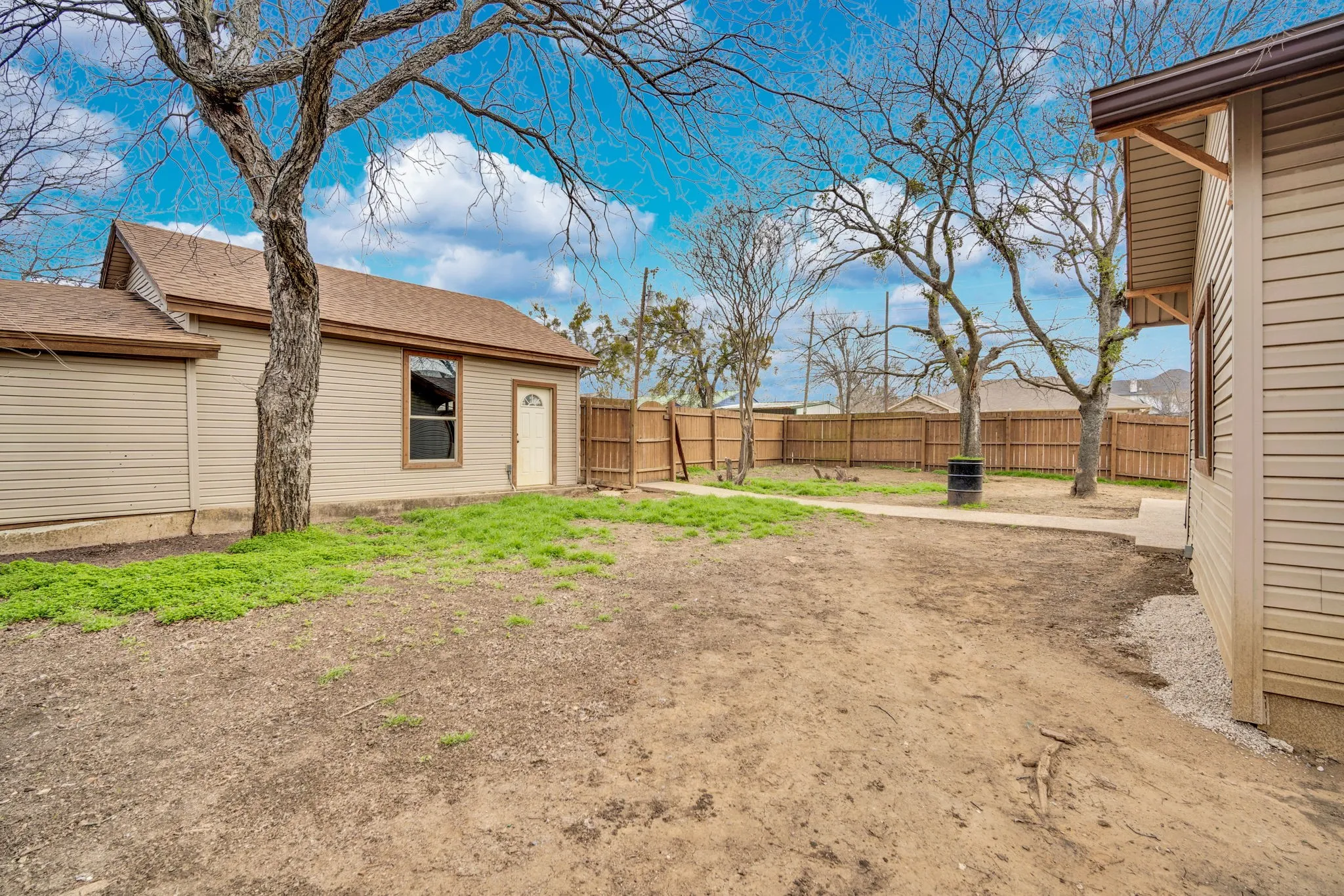 Single Family Residence For Sale in Johnson County , 200 W Davis Avenue, Alvarado, Texas 76009, 4 Bedroom, 2 Bathroom, 2 Garage spaces, 1,657 Sqft, built in 1955, Preowned, mls#21183703, Real Estate Agent in Alvarado, Homes For Sale in Johnson county, Homes For Sale in Alvarado, Realtor in Alvarado Texas, Real Estate Brokerage Independent Realty Texas, Luminita Cordes Realtor