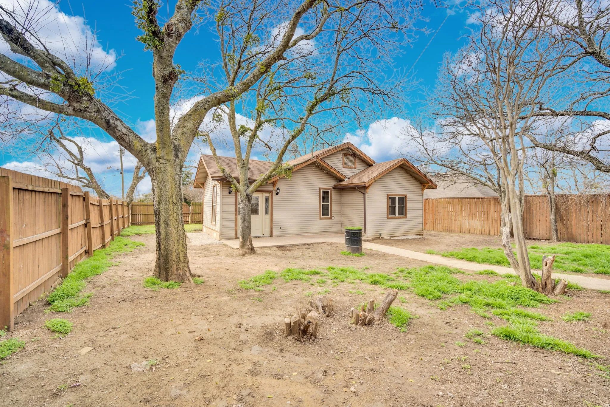 Single Family Residence For Sale in Johnson County , 200 W Davis Avenue, Alvarado, Texas 76009, 4 Bedroom, 2 Bathroom, 2 Garage spaces, 1,657 Sqft, built in 1955, Preowned, mls#21183703, Real Estate Agent in Alvarado, Homes For Sale in Johnson county, Homes For Sale in Alvarado, Realtor in Alvarado Texas, Real Estate Brokerage Independent Realty Texas, Luminita Cordes Realtor