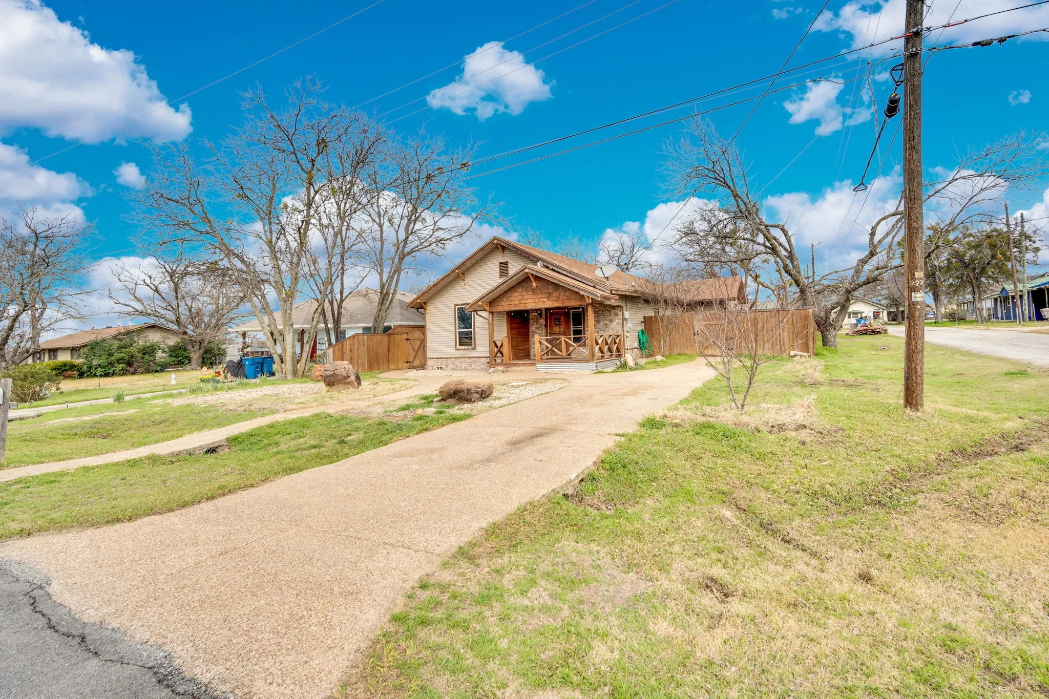 Single Family Residence For Sale in Johnson County , 200 W Davis Avenue, Alvarado, Texas 76009, 4 Bedroom, 2 Bathroom, 2 Garage spaces, 1,657 Sqft, built in 1955, Preowned, mls#21183703, Real Estate Agent in Alvarado, Homes For Sale in Johnson county, Homes For Sale in Alvarado, Realtor in Alvarado Texas, Real Estate Brokerage Independent Realty Texas, Luminita Cordes Realtor