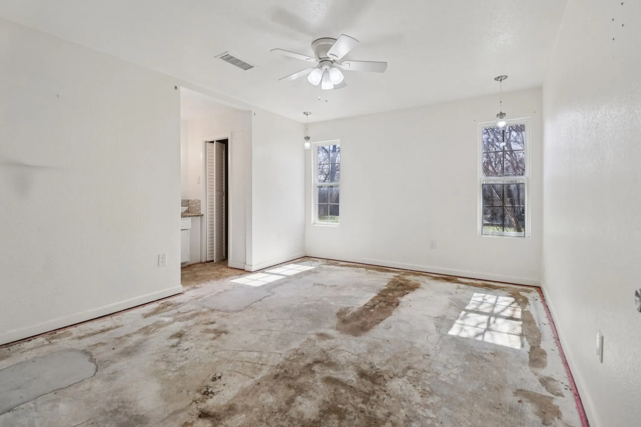 Single Family Residence For Sale in Tarrant County , 245 Straw Road, Saginaw, Texas 76179, 3 Bedroom, 2 Bathroom, 2 Garage spaces, 1,645 Sqft, built in 1968, mls#21156283, Real Estate Agent in Saginaw, Homes For Sale in Tarrant county, Homes For Sale in Saginaw, Realtor in Saginaw Texas, Real Estate Brokerage Independent Realty Texas, Luminita Cordes Realtor