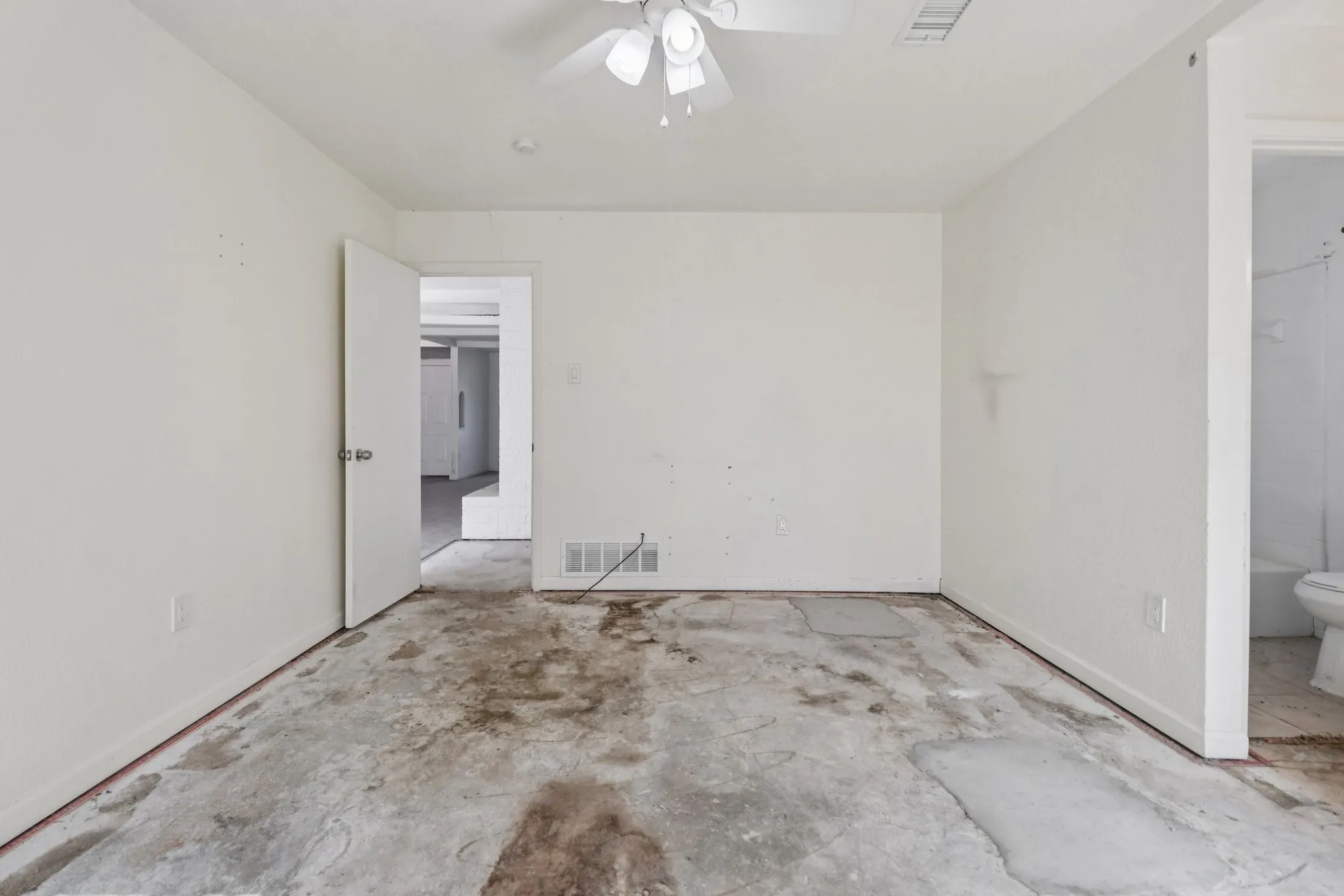 Single Family Residence For Sale in Tarrant County , 245 Straw Road, Saginaw, Texas 76179, 3 Bedroom, 2 Bathroom, 2 Garage spaces, 1,645 Sqft, built in 1968, mls#21156283, Real Estate Agent in Saginaw, Homes For Sale in Tarrant county, Homes For Sale in Saginaw, Realtor in Saginaw Texas, Real Estate Brokerage Independent Realty Texas, Luminita Cordes Realtor