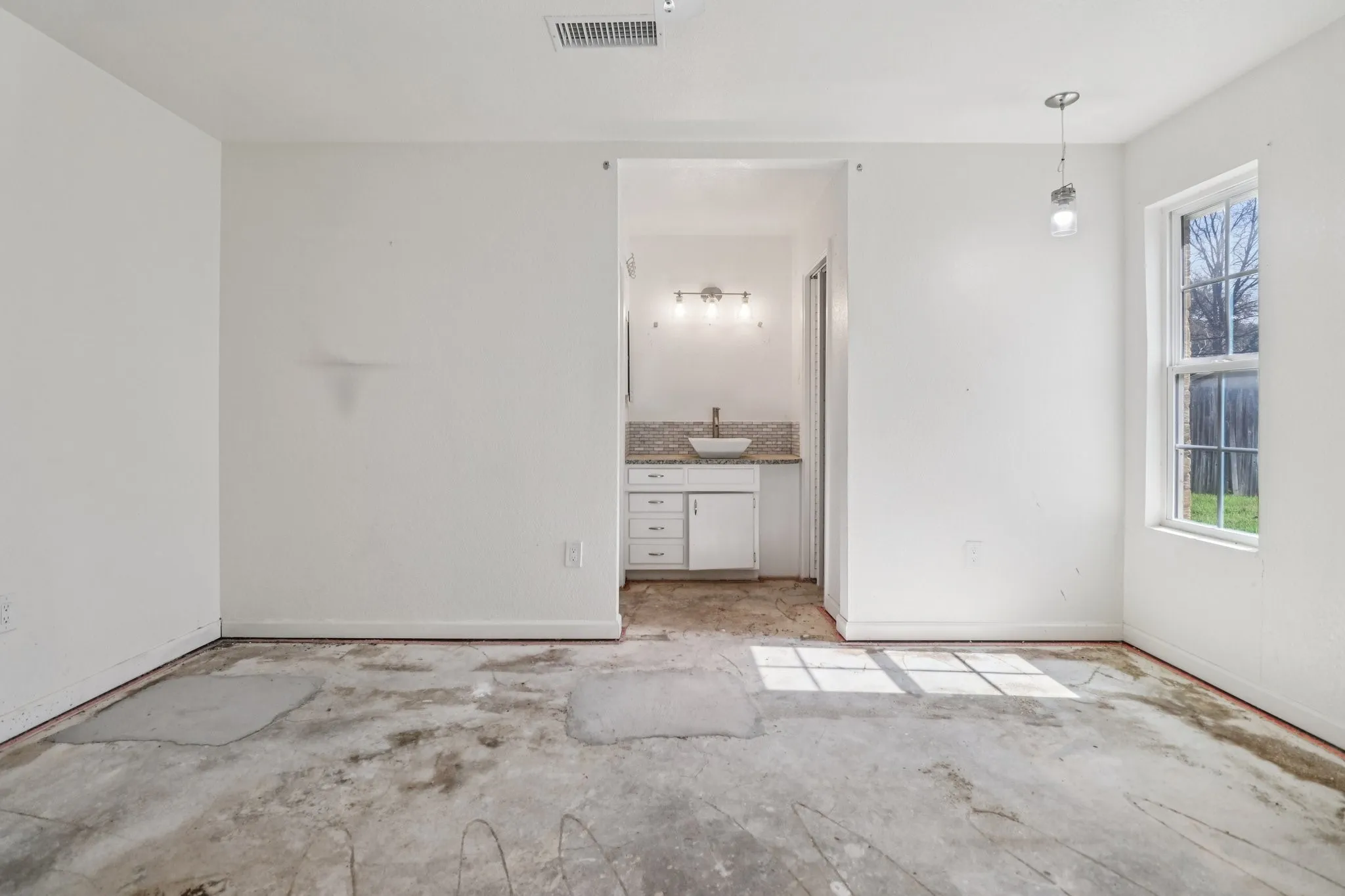 Single Family Residence For Sale in Tarrant County , 245 Straw Road, Saginaw, Texas 76179, 3 Bedroom, 2 Bathroom, 2 Garage spaces, 1,645 Sqft, built in 1968, mls#21156283, Real Estate Agent in Saginaw, Homes For Sale in Tarrant county, Homes For Sale in Saginaw, Realtor in Saginaw Texas, Real Estate Brokerage Independent Realty Texas, Luminita Cordes Realtor
