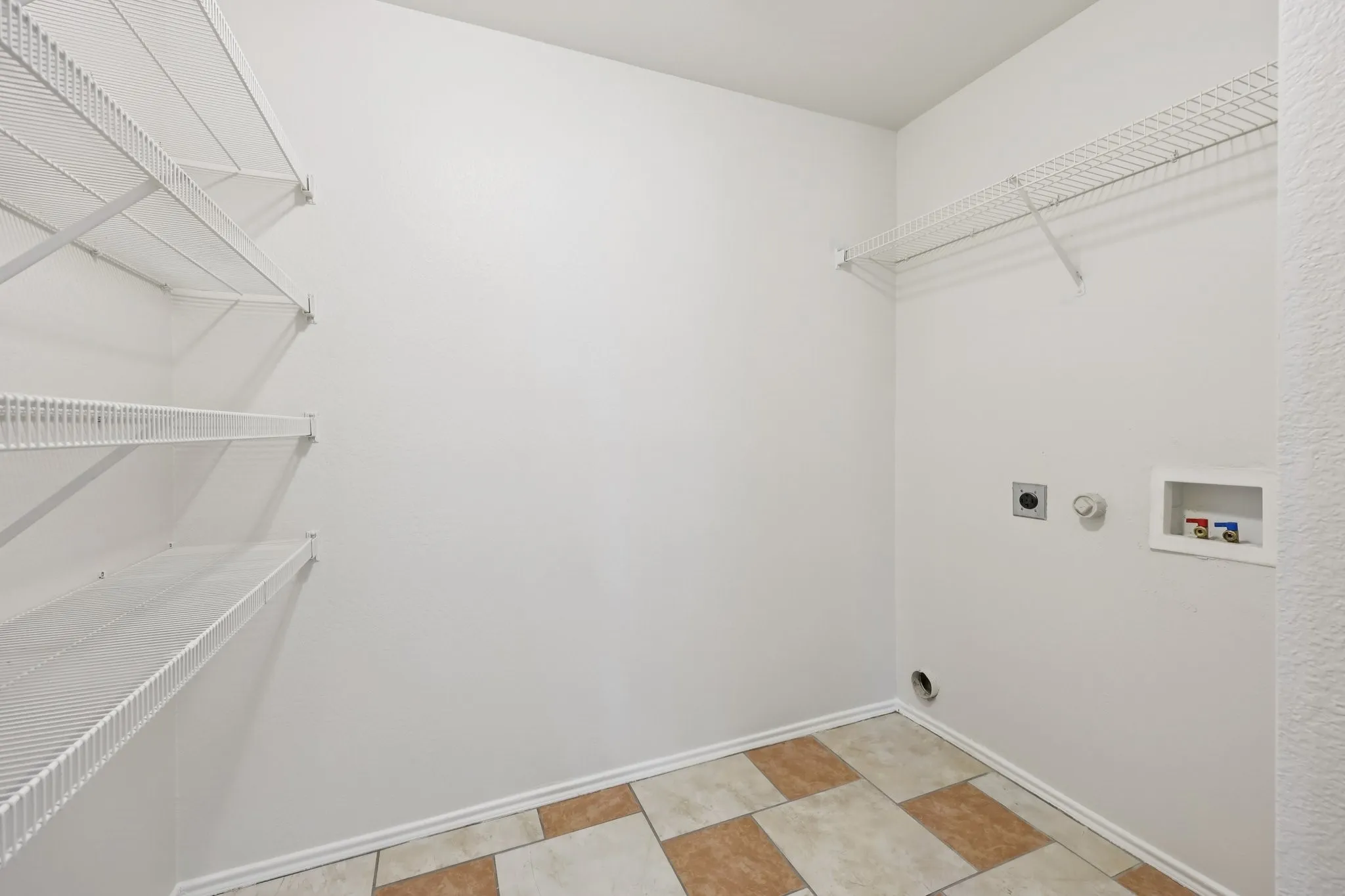 Single Family Residence For Sale in Tarrant County , 10904 Braemoor Drive, Fort Worth, Texas 76052, 3 Bedroom, 2 Bathroom, 2 Garage spaces, 1,532 Sqft, built in 2006, mls#21182588, Real Estate Agent in Fort Worth, Homes For Sale in Tarrant county, Homes For Sale in Fort Worth, Realtor in Fort Worth Texas, Real Estate Brokerage Independent Realty Texas, Luminita Cordes Realtor