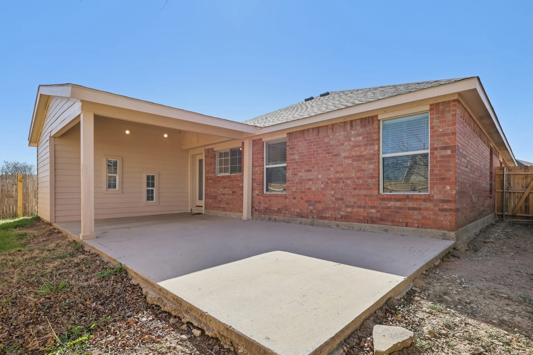 Single Family Residence For Sale in Tarrant County , 10904 Braemoor Drive, Fort Worth, Texas 76052, 3 Bedroom, 2 Bathroom, 2 Garage spaces, 1,532 Sqft, built in 2006, mls#21182588, Real Estate Agent in Fort Worth, Homes For Sale in Tarrant county, Homes For Sale in Fort Worth, Realtor in Fort Worth Texas, Real Estate Brokerage Independent Realty Texas, Luminita Cordes Realtor