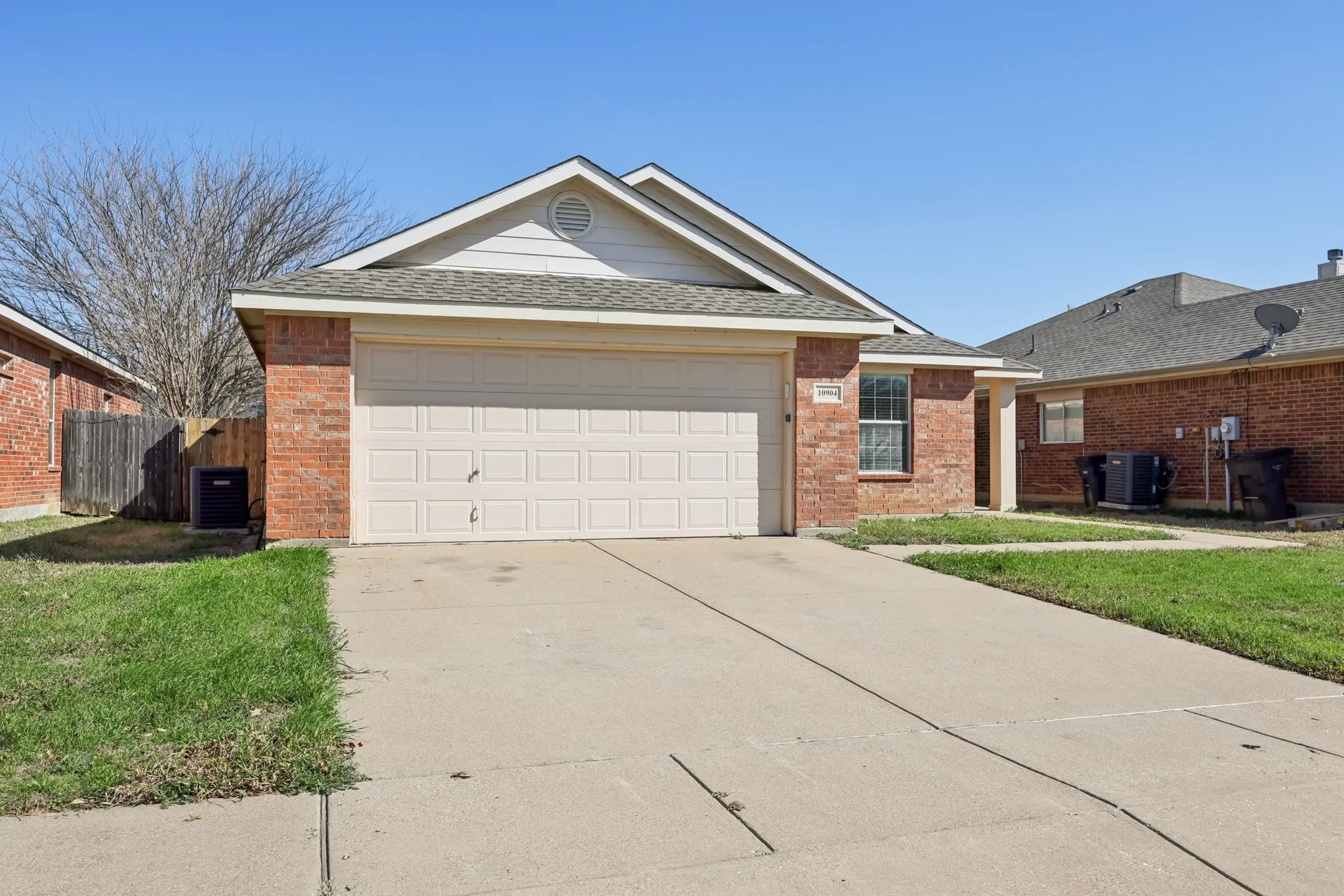 Single Family Residence For Sale in Tarrant County , 10904 Braemoor Drive, Fort Worth, Texas 76052, 3 Bedroom, 2 Bathroom, 2 Garage spaces, 1,532 Sqft, built in 2006, mls#21182588, Real Estate Agent in Fort Worth, Homes For Sale in Tarrant county, Homes For Sale in Fort Worth, Realtor in Fort Worth Texas, Real Estate Brokerage Independent Realty Texas, Luminita Cordes Realtor