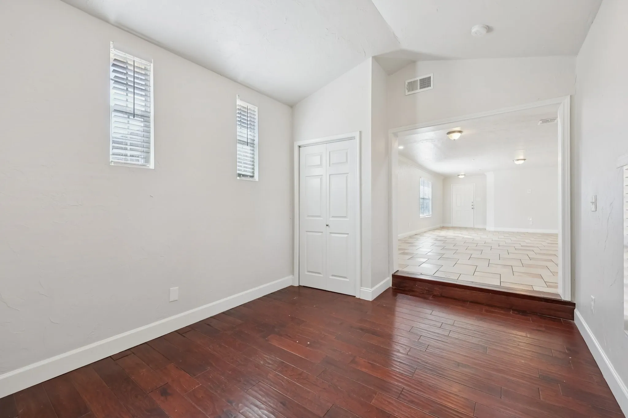 Single Family Residence For Sale in Tarrant County , 10904 Braemoor Drive, Fort Worth, Texas 76052, 3 Bedroom, 2 Bathroom, 2 Garage spaces, 1,532 Sqft, built in 2006, mls#21182588, Real Estate Agent in Fort Worth, Homes For Sale in Tarrant county, Homes For Sale in Fort Worth, Realtor in Fort Worth Texas, Real Estate Brokerage Independent Realty Texas, Luminita Cordes Realtor