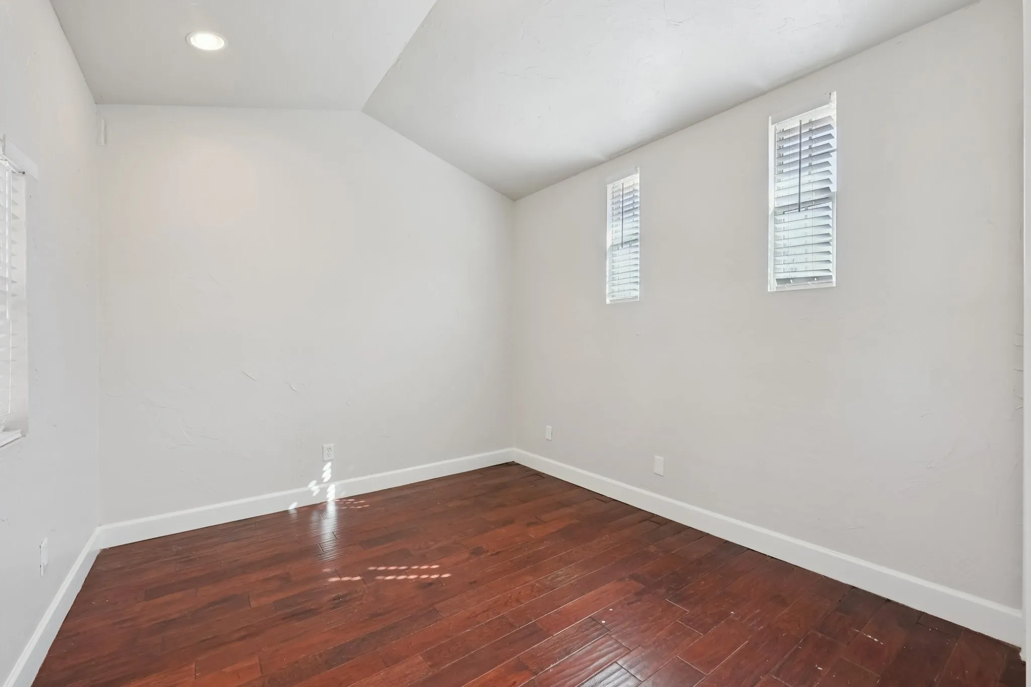Single Family Residence For Sale in Tarrant County , 10904 Braemoor Drive, Fort Worth, Texas 76052, 3 Bedroom, 2 Bathroom, 2 Garage spaces, 1,532 Sqft, built in 2006, mls#21182588, Real Estate Agent in Fort Worth, Homes For Sale in Tarrant county, Homes For Sale in Fort Worth, Realtor in Fort Worth Texas, Real Estate Brokerage Independent Realty Texas, Luminita Cordes Realtor