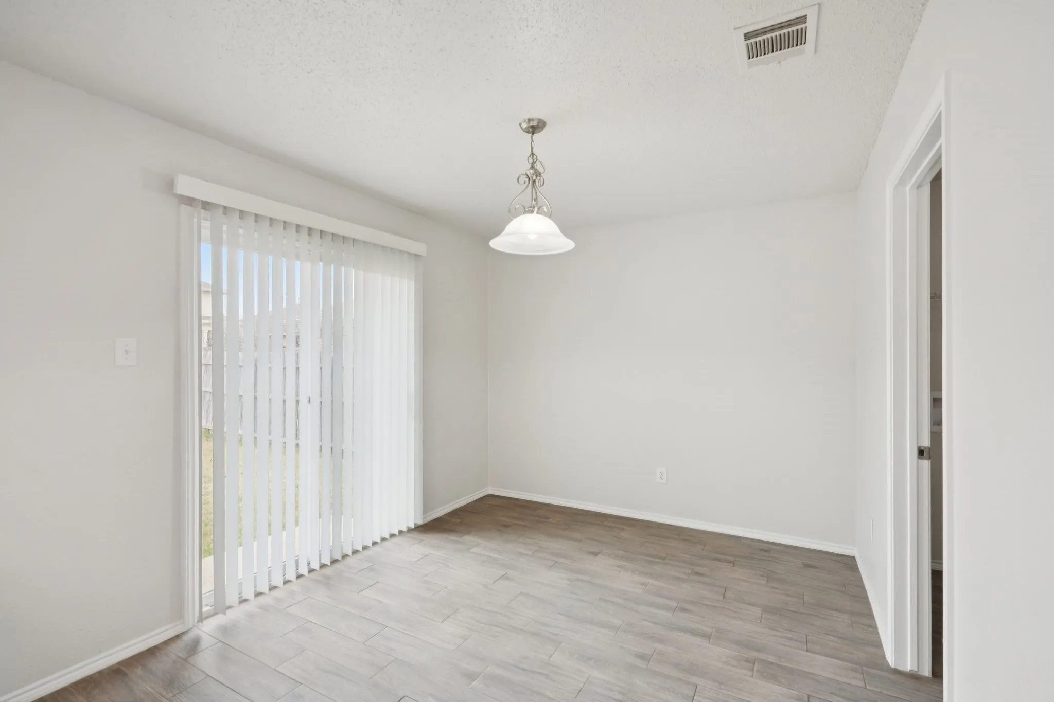 Single Family Residence For Sale in Tarrant County , 2121 Franks Street, Fort Worth, Texas 76177, 5 Bedroom, 3 Bathroom, 2 Garage spaces, 2,214 Sqft, built in 2006, mls#21175021, Real Estate Agent in Fort Worth, Homes For Sale in Tarrant county, Homes For Sale in Fort Worth, Realtor in Fort Worth Texas, Real Estate Brokerage Independent Realty Texas, Luminita Cordes Realtor