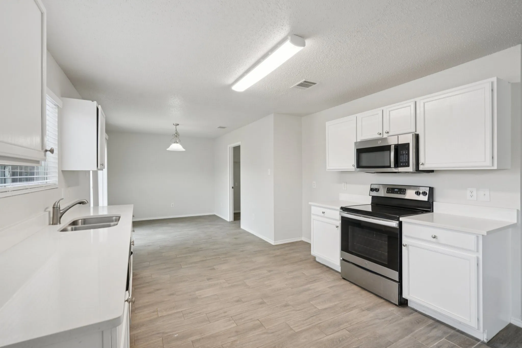 Single Family Residence For Sale in Tarrant County , 2121 Franks Street, Fort Worth, Texas 76177, 5 Bedroom, 3 Bathroom, 2 Garage spaces, 2,214 Sqft, built in 2006, mls#21175021, Real Estate Agent in Fort Worth, Homes For Sale in Tarrant county, Homes For Sale in Fort Worth, Realtor in Fort Worth Texas, Real Estate Brokerage Independent Realty Texas, Luminita Cordes Realtor