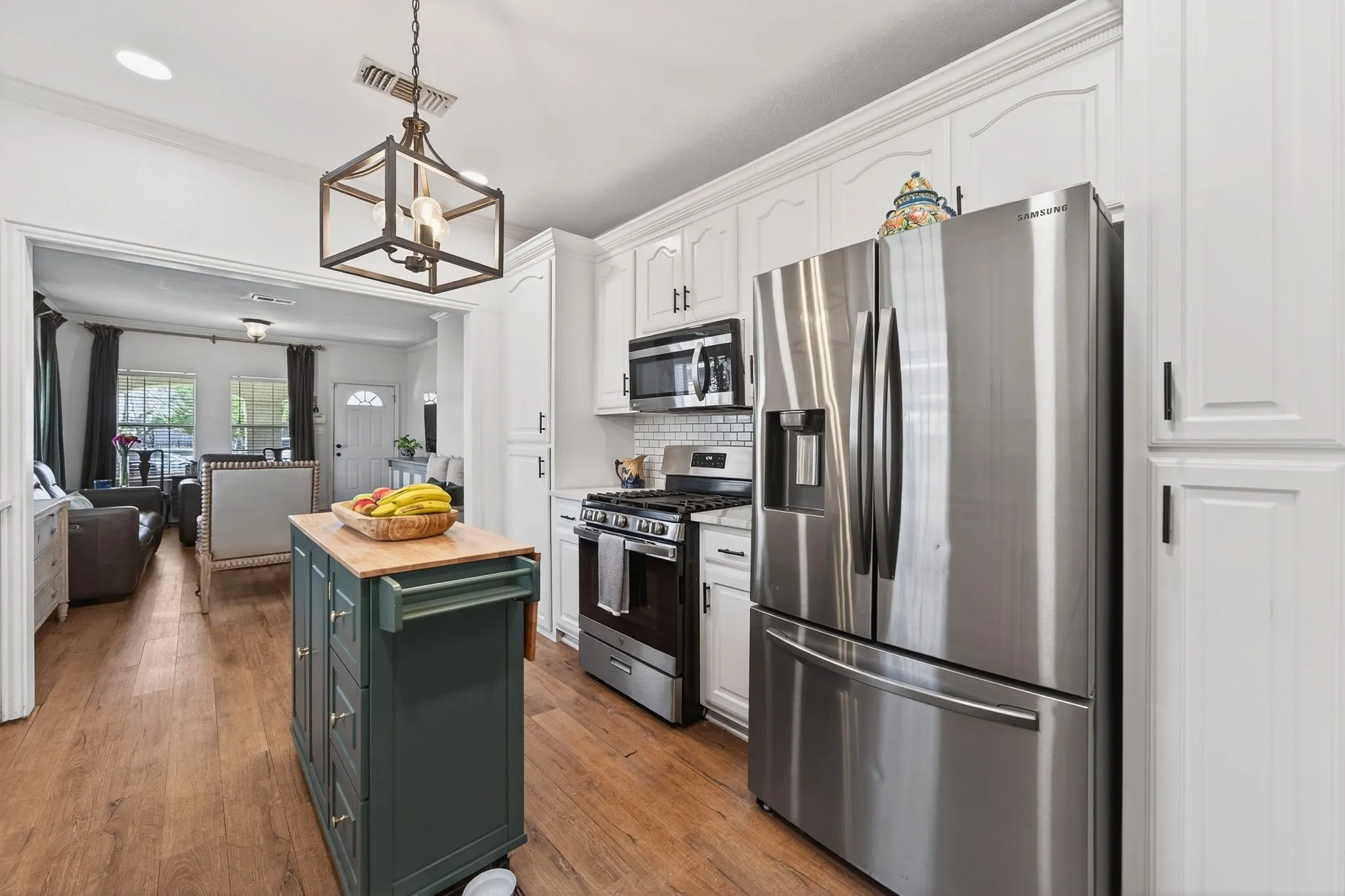 Single Family Residence For Sale in Dallas County , 607 Bethpage Avenue, Dallas, Texas 75217, 4 Bedroom, 4 Bathroom, Garage spaces, 2,256 Sqft, built in 1923, Preowned, mls#21190911, Real Estate Agent in Dallas, Homes For Sale in Dallas county, Homes For Sale in Dallas, Realtor in Dallas Texas, Real Estate Brokerage Independent Realty Texas, Luminita Cordes Realtor