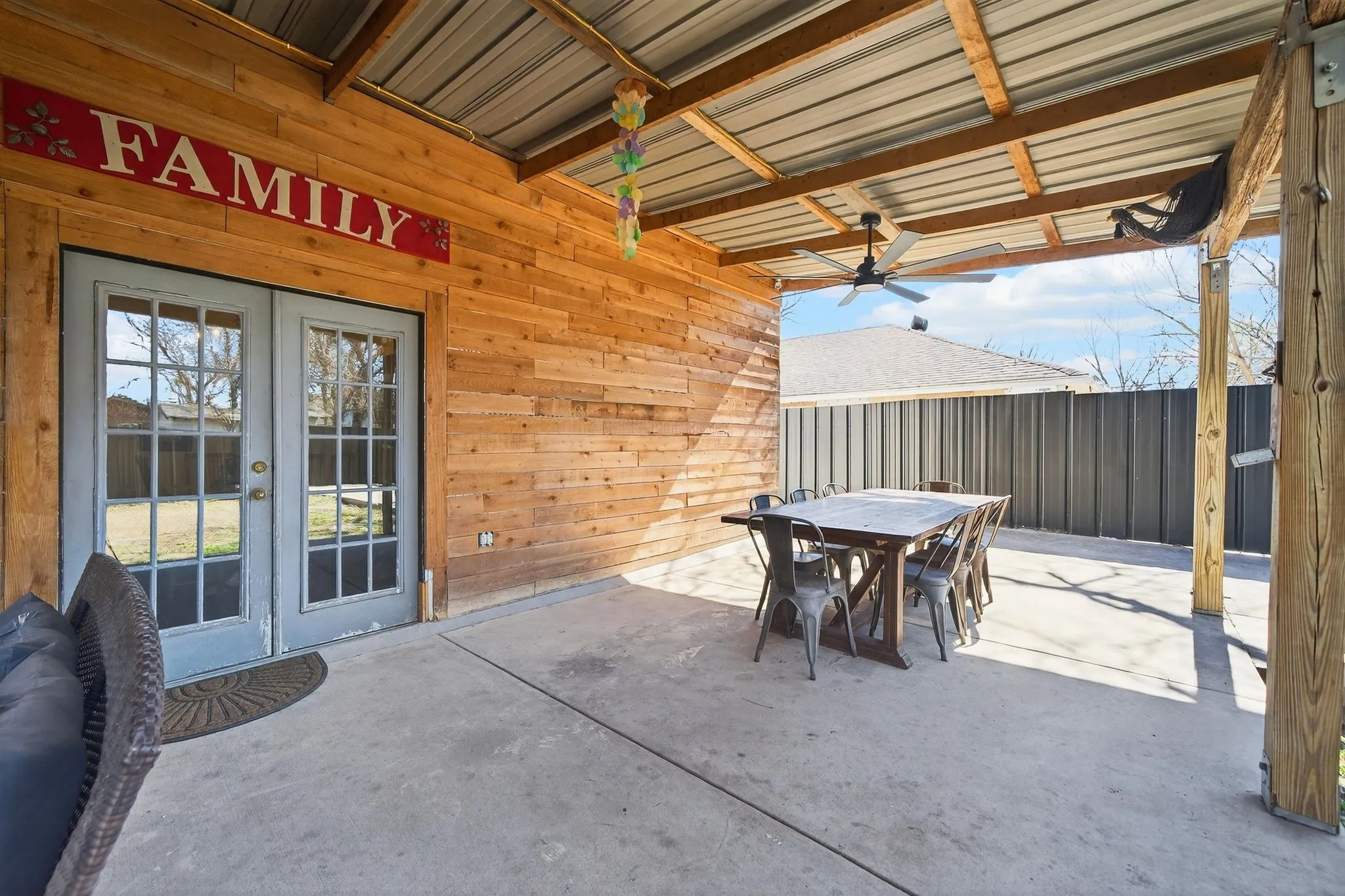 Single Family Residence For Sale in Dallas County , 607 Bethpage Avenue, Dallas, Texas 75217, 4 Bedroom, 4 Bathroom, Garage spaces, 2,256 Sqft, built in 1923, Preowned, mls#21190911, Real Estate Agent in Dallas, Homes For Sale in Dallas county, Homes For Sale in Dallas, Realtor in Dallas Texas, Real Estate Brokerage Independent Realty Texas, Luminita Cordes Realtor