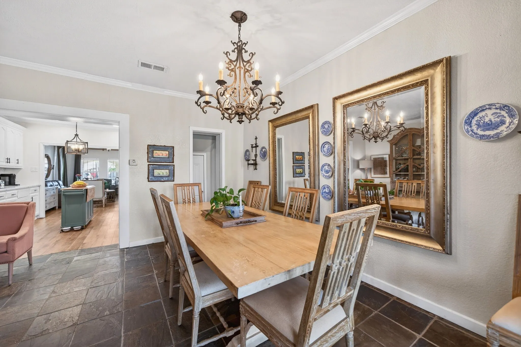 Single Family Residence For Sale in Dallas County , 607 Bethpage Avenue, Dallas, Texas 75217, 4 Bedroom, 4 Bathroom, Garage spaces, 2,256 Sqft, built in 1923, Preowned, mls#21190911, Real Estate Agent in Dallas, Homes For Sale in Dallas county, Homes For Sale in Dallas, Realtor in Dallas Texas, Real Estate Brokerage Independent Realty Texas, Luminita Cordes Realtor