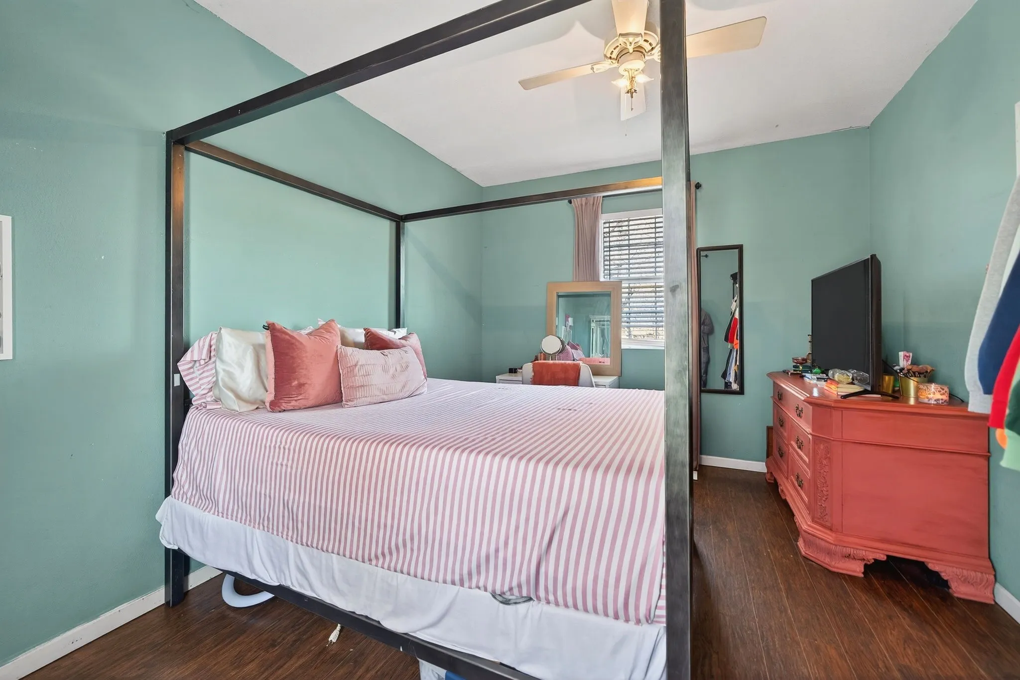 Single Family Residence For Sale in Dallas County , 607 Bethpage Avenue, Dallas, Texas 75217, 4 Bedroom, 4 Bathroom, Garage spaces, 2,256 Sqft, built in 1923, Preowned, mls#21190911, Real Estate Agent in Dallas, Homes For Sale in Dallas county, Homes For Sale in Dallas, Realtor in Dallas Texas, Real Estate Brokerage Independent Realty Texas, Luminita Cordes Realtor