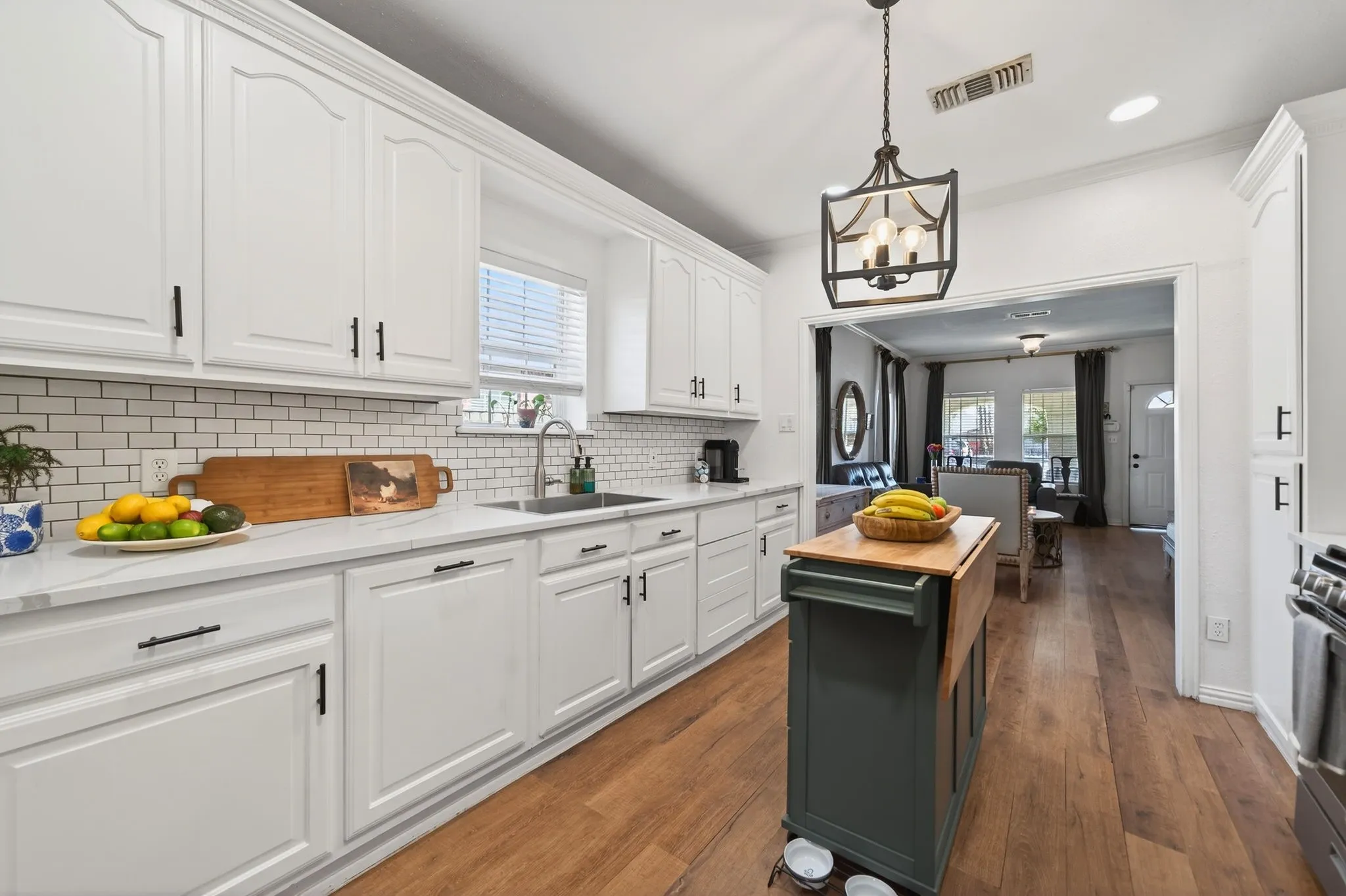 Single Family Residence For Sale in Dallas County , 607 Bethpage Avenue, Dallas, Texas 75217, 4 Bedroom, 4 Bathroom, Garage spaces, 2,256 Sqft, built in 1923, Preowned, mls#21190911, Real Estate Agent in Dallas, Homes For Sale in Dallas county, Homes For Sale in Dallas, Realtor in Dallas Texas, Real Estate Brokerage Independent Realty Texas, Luminita Cordes Realtor