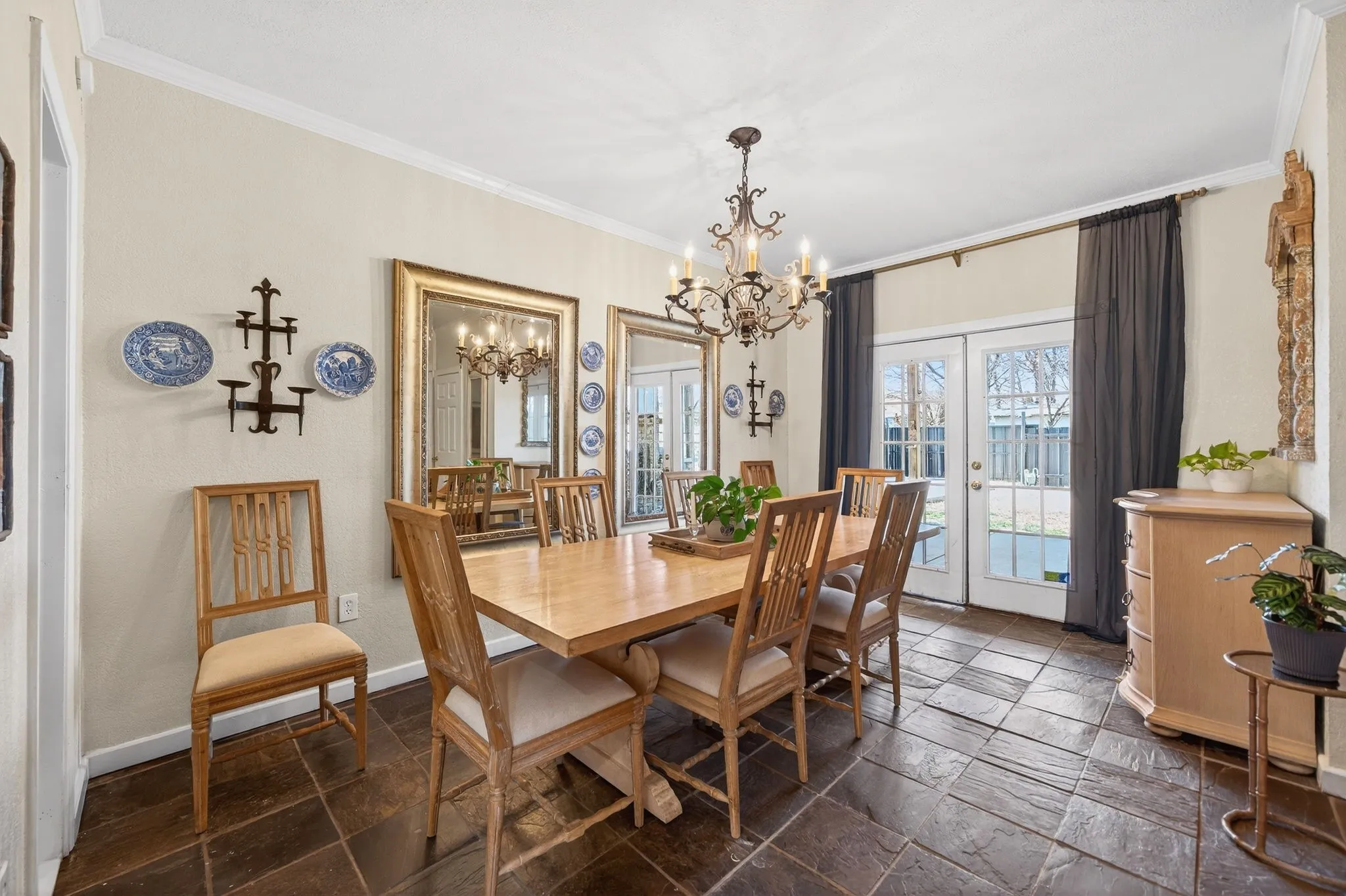 Single Family Residence For Sale in Dallas County , 607 Bethpage Avenue, Dallas, Texas 75217, 4 Bedroom, 4 Bathroom, Garage spaces, 2,256 Sqft, built in 1923, Preowned, mls#21190911, Real Estate Agent in Dallas, Homes For Sale in Dallas county, Homes For Sale in Dallas, Realtor in Dallas Texas, Real Estate Brokerage Independent Realty Texas, Luminita Cordes Realtor