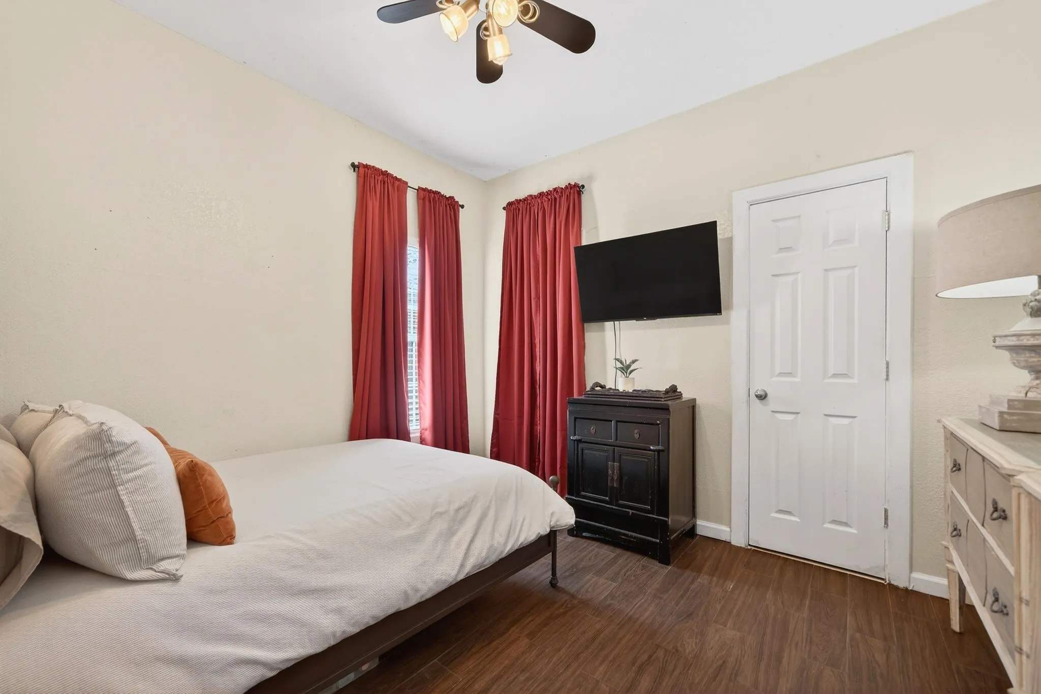 Single Family Residence For Sale in Dallas County , 607 Bethpage Avenue, Dallas, Texas 75217, 4 Bedroom, 4 Bathroom, Garage spaces, 2,256 Sqft, built in 1923, Preowned, mls#21190911, Real Estate Agent in Dallas, Homes For Sale in Dallas county, Homes For Sale in Dallas, Realtor in Dallas Texas, Real Estate Brokerage Independent Realty Texas, Luminita Cordes Realtor