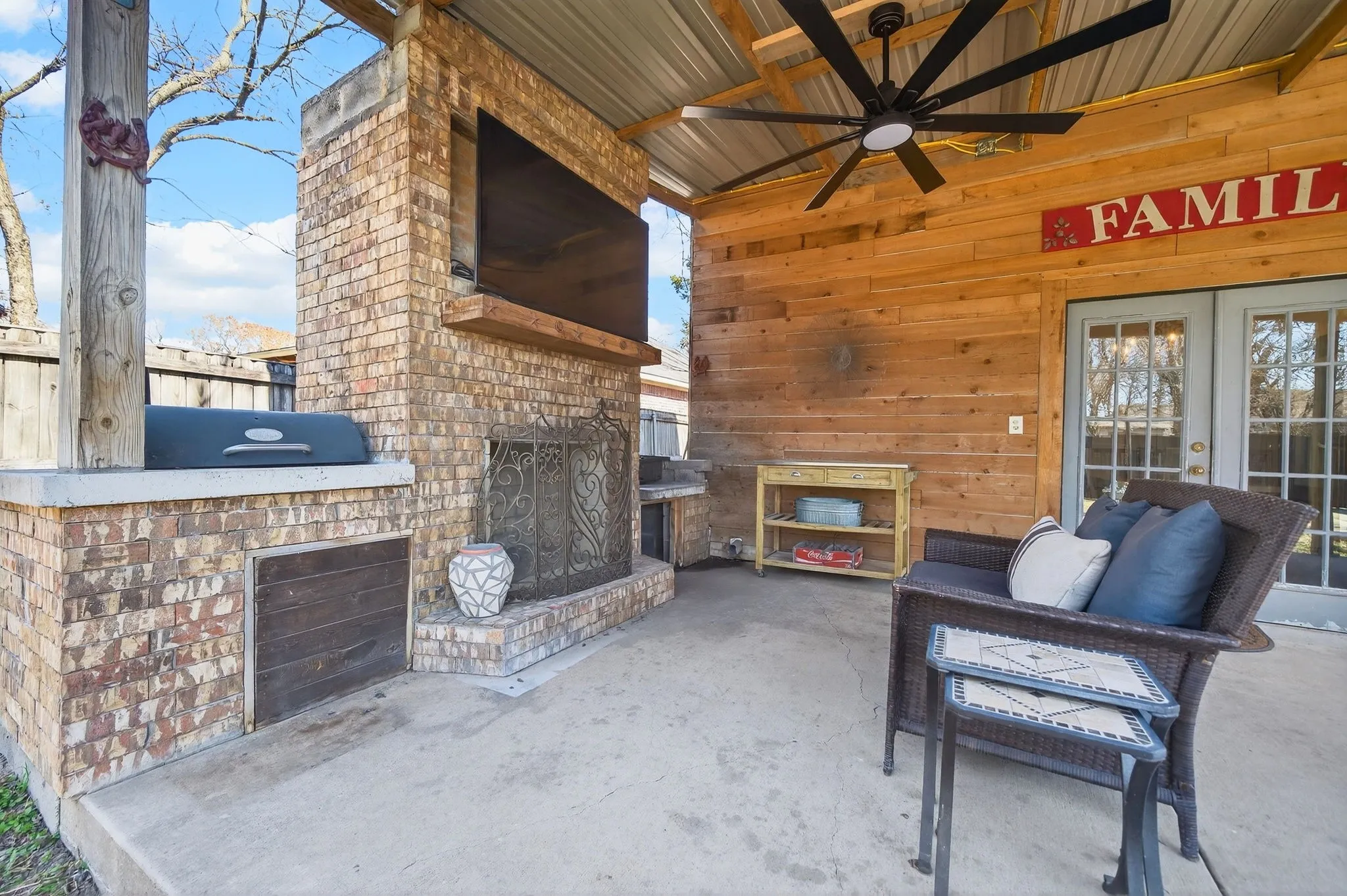 Single Family Residence For Sale in Dallas County , 607 Bethpage Avenue, Dallas, Texas 75217, 4 Bedroom, 4 Bathroom, Garage spaces, 2,256 Sqft, built in 1923, Preowned, mls#21190911, Real Estate Agent in Dallas, Homes For Sale in Dallas county, Homes For Sale in Dallas, Realtor in Dallas Texas, Real Estate Brokerage Independent Realty Texas, Luminita Cordes Realtor