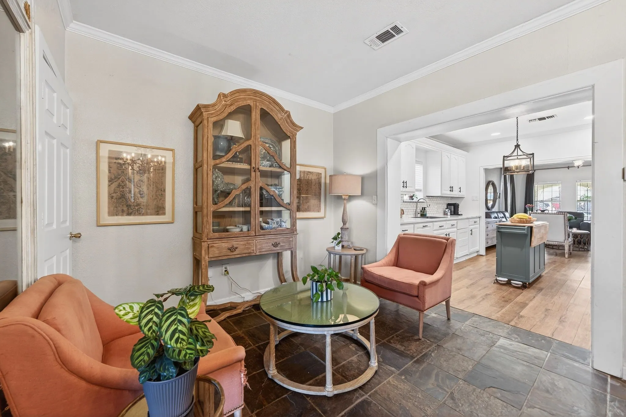 Single Family Residence For Sale in Dallas County , 607 Bethpage Avenue, Dallas, Texas 75217, 4 Bedroom, 4 Bathroom, Garage spaces, 2,256 Sqft, built in 1923, Preowned, mls#21190911, Real Estate Agent in Dallas, Homes For Sale in Dallas county, Homes For Sale in Dallas, Realtor in Dallas Texas, Real Estate Brokerage Independent Realty Texas, Luminita Cordes Realtor