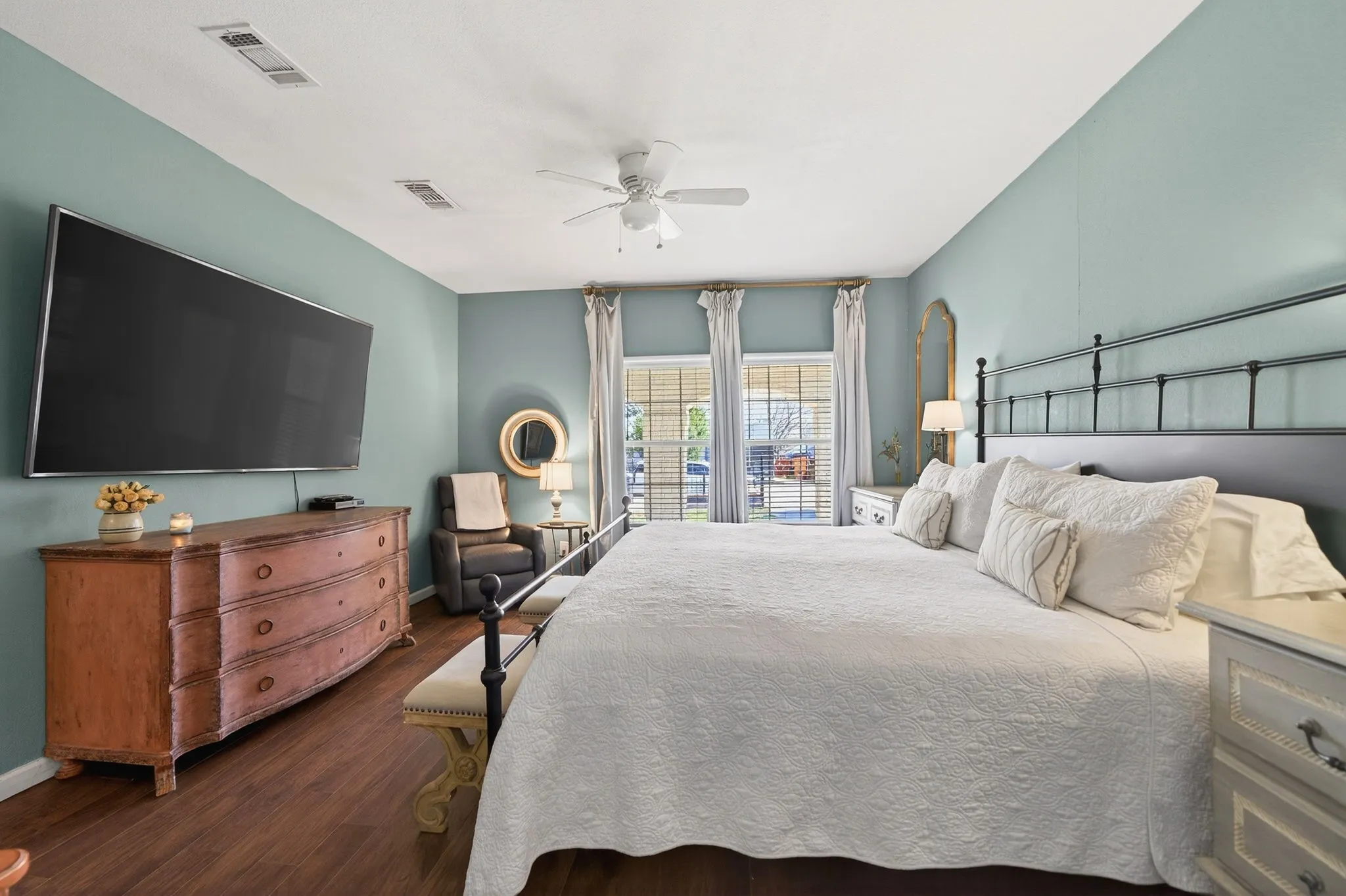 Single Family Residence For Sale in Dallas County , 607 Bethpage Avenue, Dallas, Texas 75217, 4 Bedroom, 4 Bathroom, Garage spaces, 2,256 Sqft, built in 1923, Preowned, mls#21190911, Real Estate Agent in Dallas, Homes For Sale in Dallas county, Homes For Sale in Dallas, Realtor in Dallas Texas, Real Estate Brokerage Independent Realty Texas, Luminita Cordes Realtor