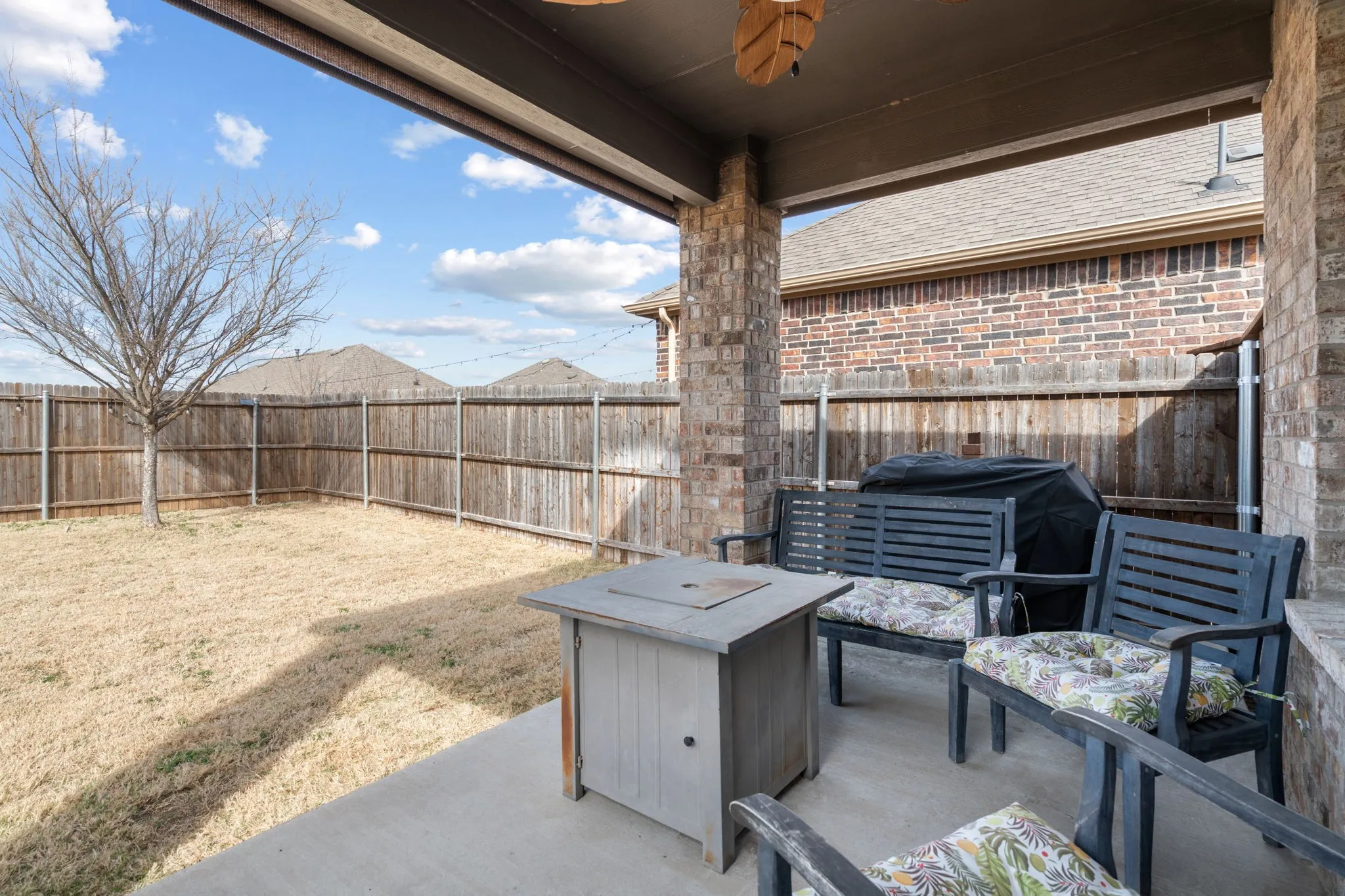 Single Family Residence For Sale in Collin County , 2908 Log Cabin Drive, Celina, Texas 75009, 3 Bedroom, 2 Bathroom, 2 Garage spaces, 1,694 Sqft, built in 2021, Preowned, mls#21190785, Real Estate Agent in Celina, Homes For Sale in Collin county, Homes For Sale in Celina, Realtor in Celina Texas, Real Estate Brokerage Independent Realty Texas, Luminita Cordes Realtor