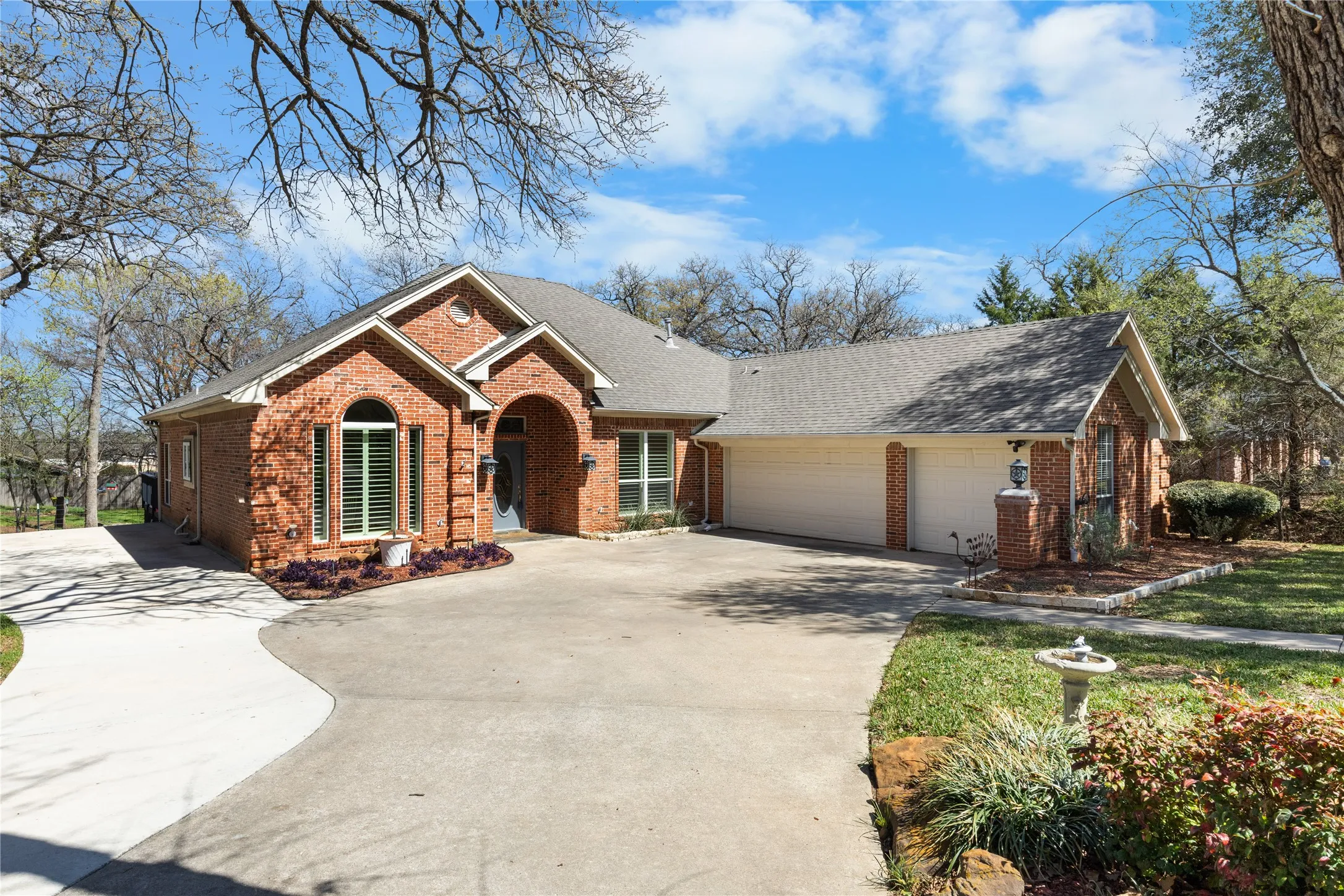 Front of home with driveway view