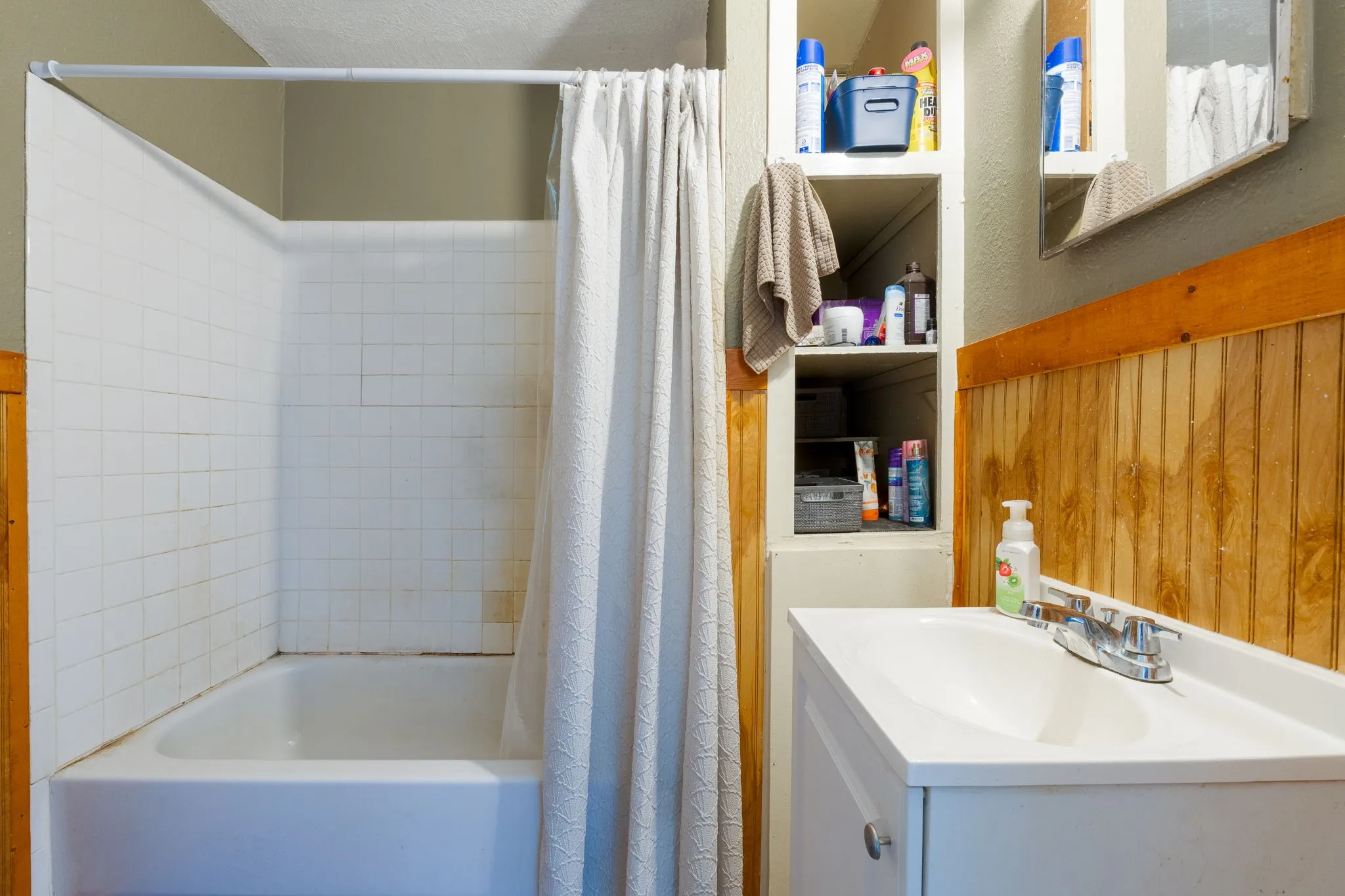 Full bath with vanity and shower / tub combo with curtain