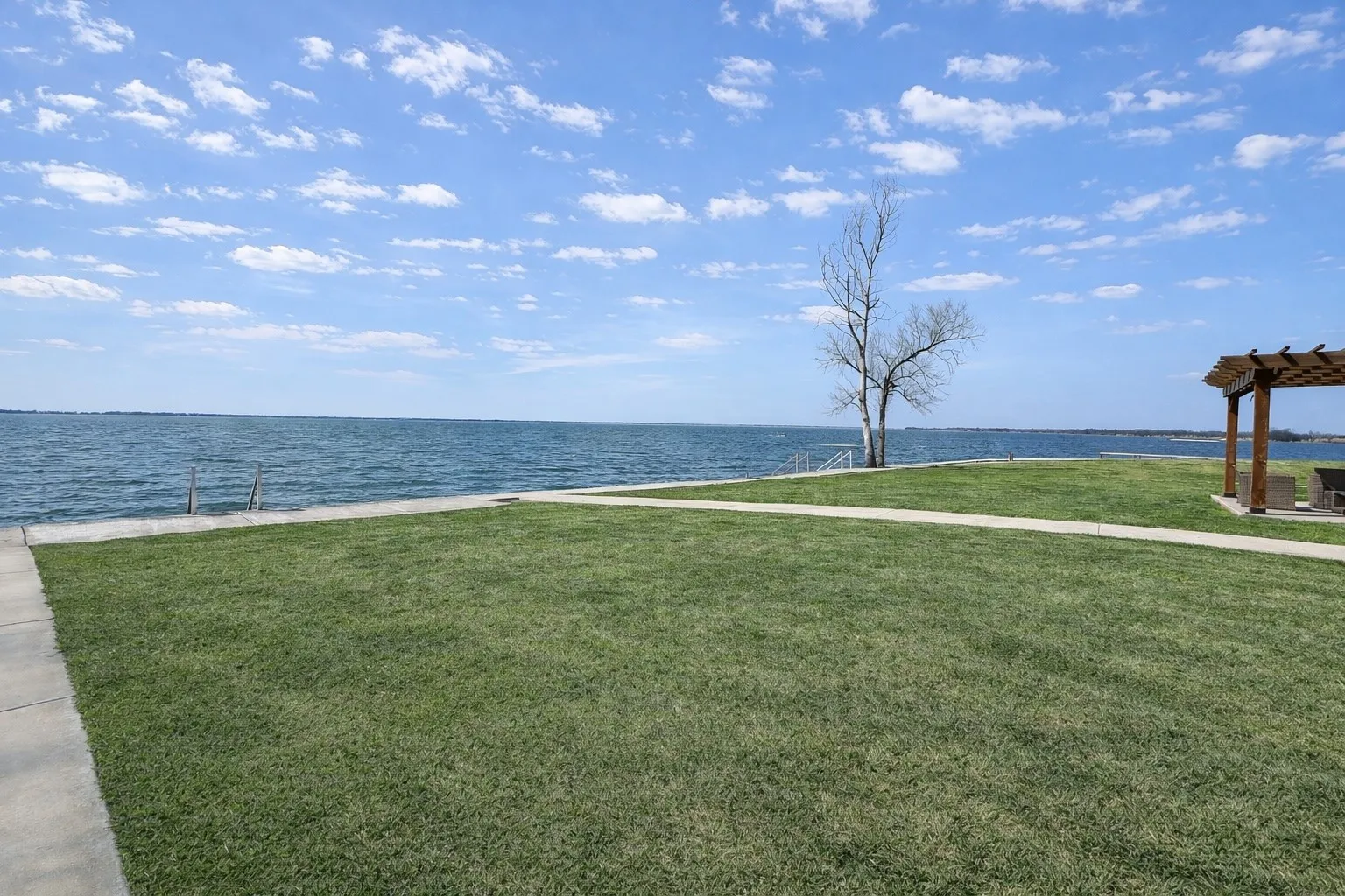 Main-body lakefront lot in Peninsula Point, Kerens, Texas.