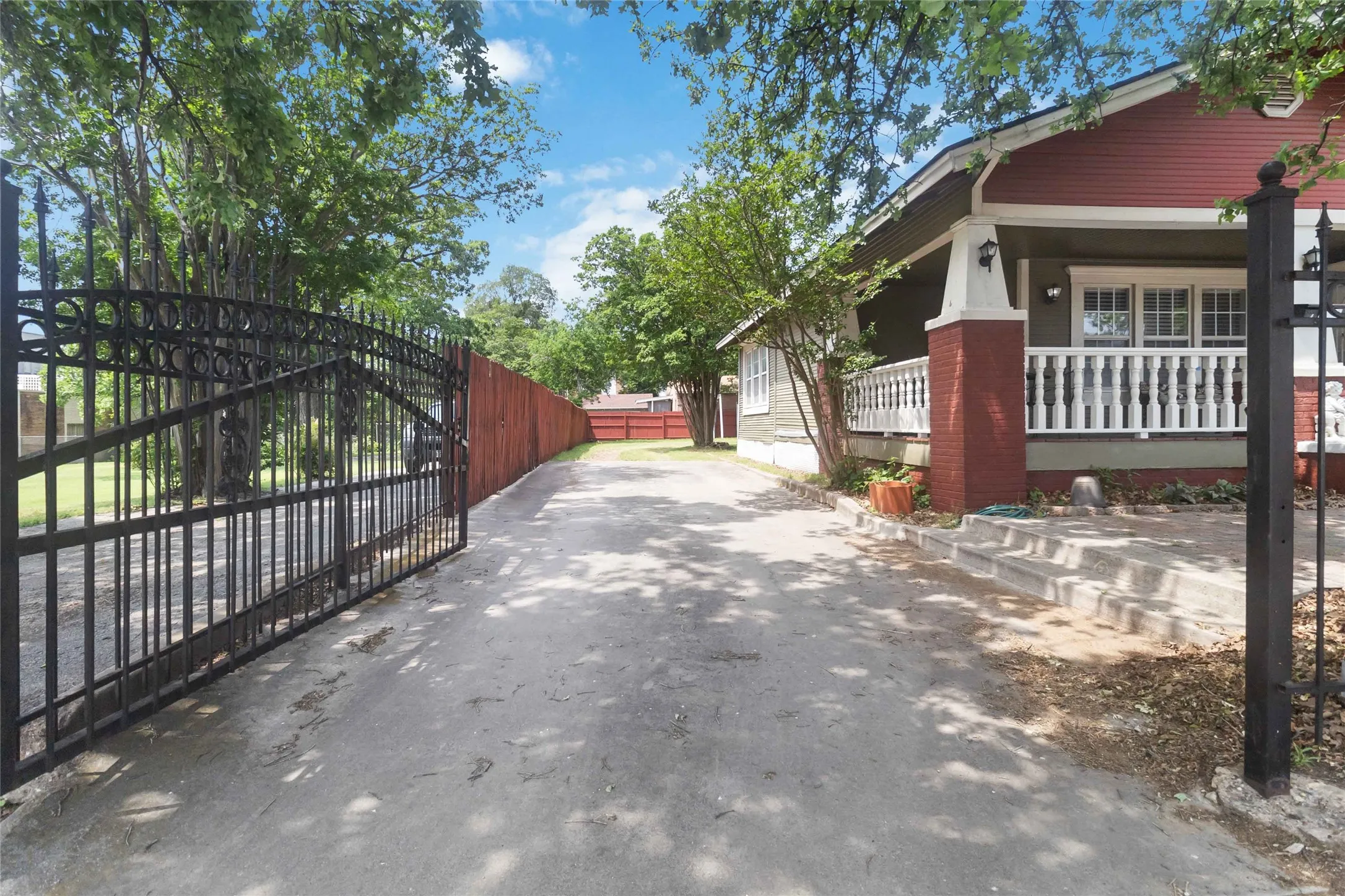 Single Family Residence For Sale in Tarrant County , 409 N Sylvania Avenue, Fort Worth, Texas 76111, 2 Bedroom, 2 Bathroom, Garage spaces, 1,684 Sqft, built in 1923, Price $294,900, mls#21185279, Real Estate Agent in Fort Worth, Homes For Sale in Tarrant county, Homes For Sale in Fort Worth, Realtor in Fort Worth Texas, Real Estate Brokerage Independent Realty Texas, Luminita Cordes Realtor