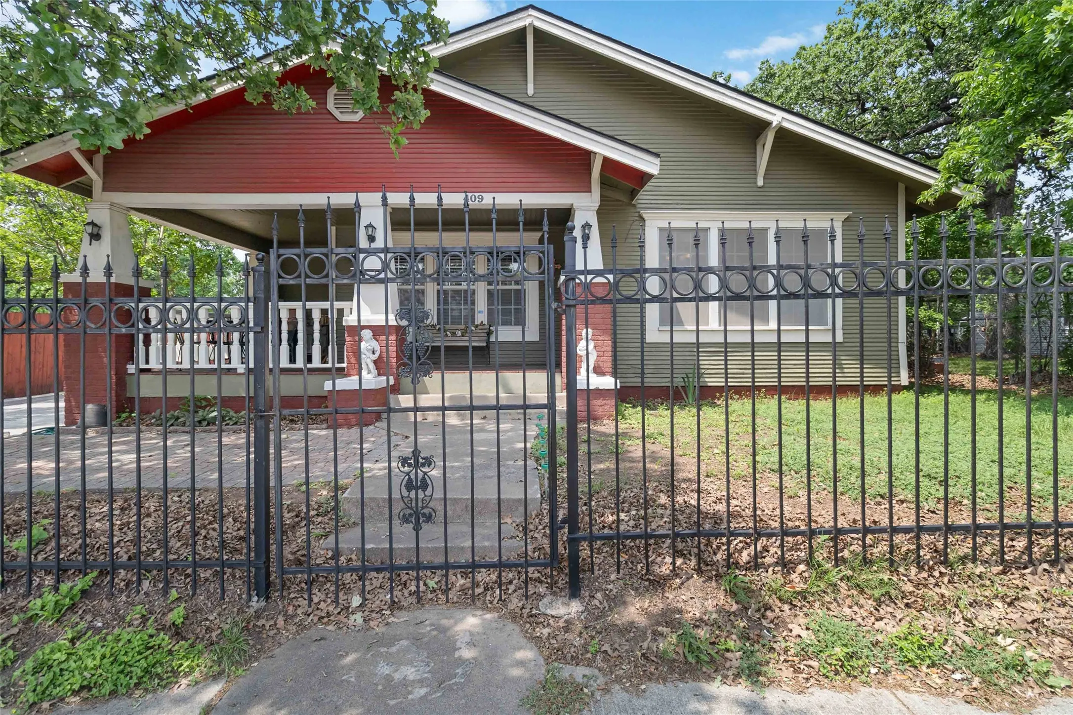 Single Family Residence For Sale in Tarrant County , 409 N Sylvania Avenue, Fort Worth, Texas 76111, 2 Bedroom, 2 Bathroom, Garage spaces, 1,684 Sqft, built in 1923, Price $294,900, mls#21185279, Real Estate Agent in Fort Worth, Homes For Sale in Tarrant county, Homes For Sale in Fort Worth, Realtor in Fort Worth Texas, Real Estate Brokerage Independent Realty Texas, Luminita Cordes Realtor