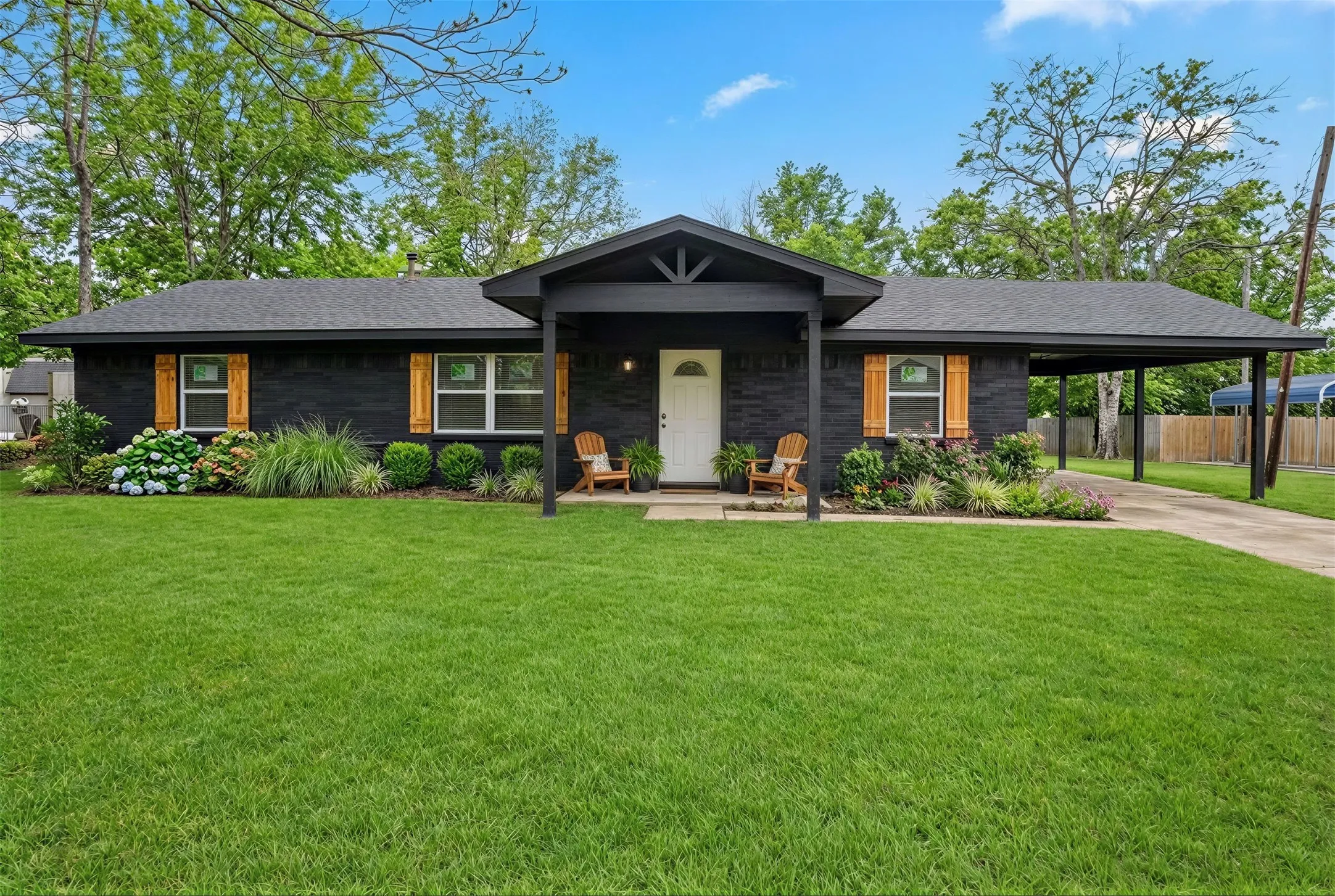 Single Family Residence For Sale in Lamar County , 2247 W Sherman Street, Paris, Texas 75460, 3 Bedroom, 2 Bathroom, Garage spaces, 1,613 Sqft, built in 1970, Preowned, mls#21191426, Real Estate Agent in Paris, Homes For Sale in Lamar county, Homes For Sale in Paris, Realtor in Paris Texas, Real Estate Brokerage Independent Realty Texas, Luminita Cordes Realtor