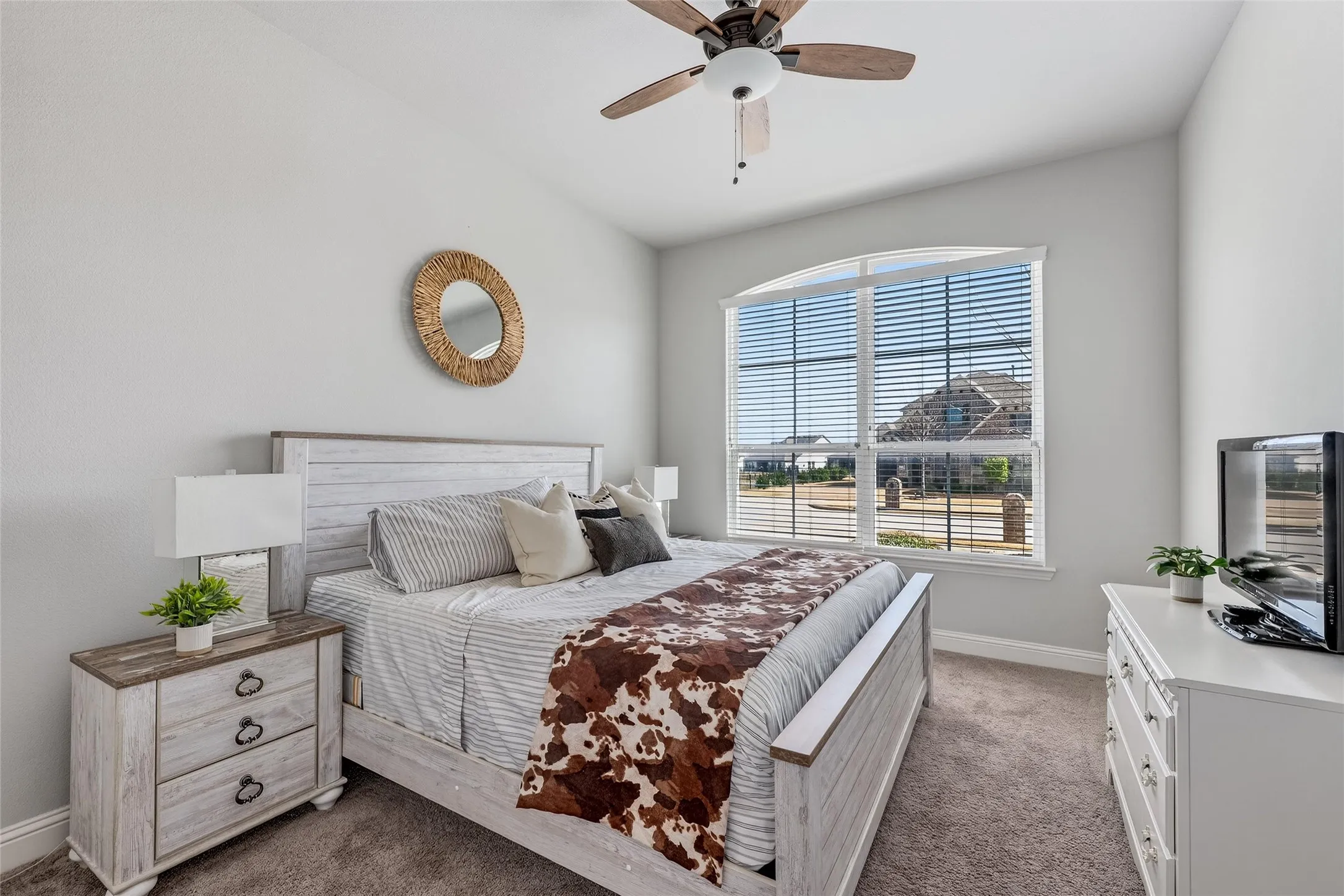 Single Family Residence For Sale in Grayson County , 1505 Wolf Ridge Run, Gunter, Texas 75058, 4 Bedroom, 3 Bathroom, 3 Garage spaces, 3,772 Sqft, built in 2016, Preowned, mls#21191800, Real Estate Agent in Gunter, Homes For Sale in Grayson county, Homes For Sale in Gunter, Realtor in Gunter Texas, Real Estate Brokerage Independent Realty Texas, Luminita Cordes Realtor
