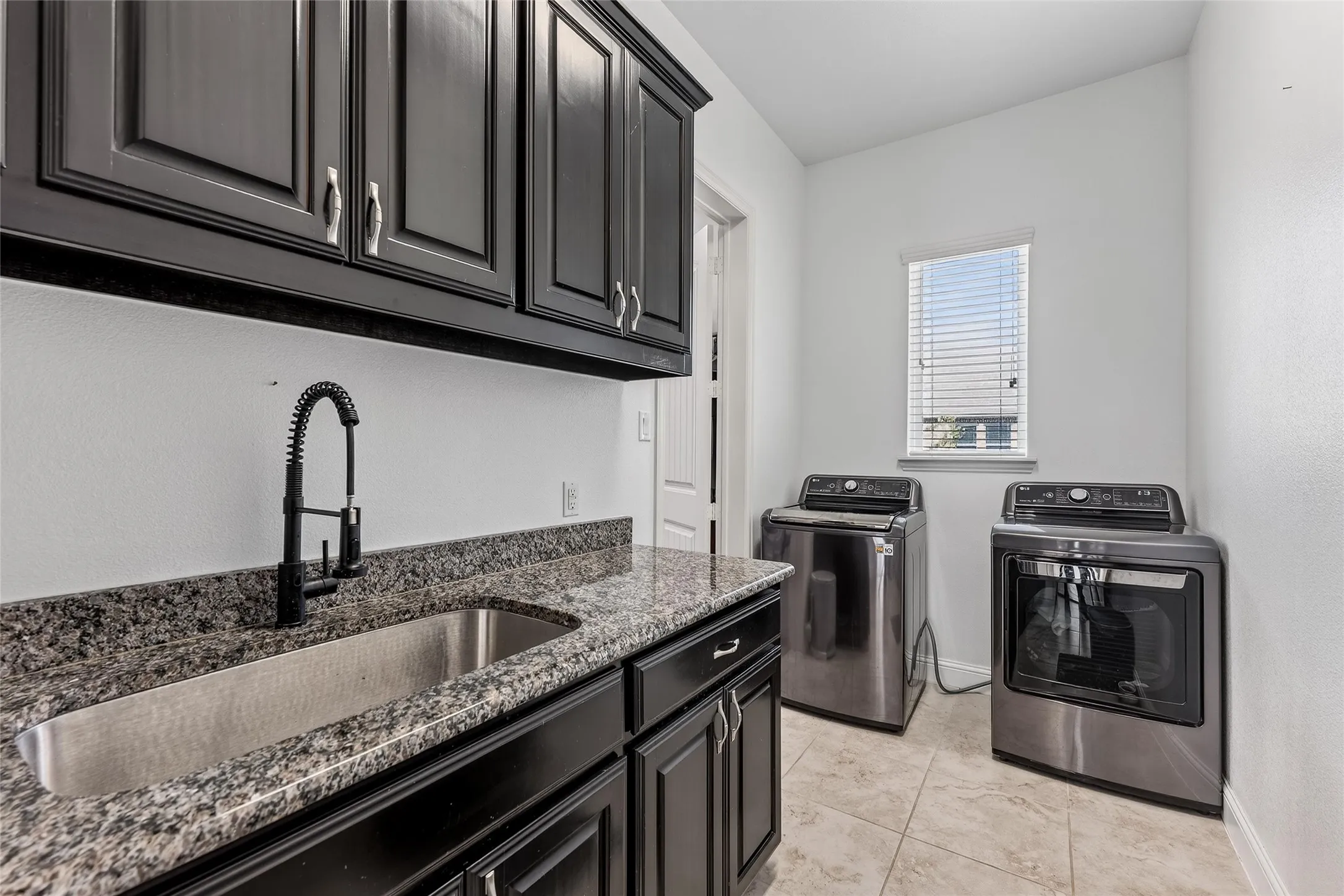 Single Family Residence For Sale in Grayson County , 1505 Wolf Ridge Run, Gunter, Texas 75058, 4 Bedroom, 3 Bathroom, 3 Garage spaces, 3,772 Sqft, built in 2016, Preowned, mls#21191800, Real Estate Agent in Gunter, Homes For Sale in Grayson county, Homes For Sale in Gunter, Realtor in Gunter Texas, Real Estate Brokerage Independent Realty Texas, Luminita Cordes Realtor