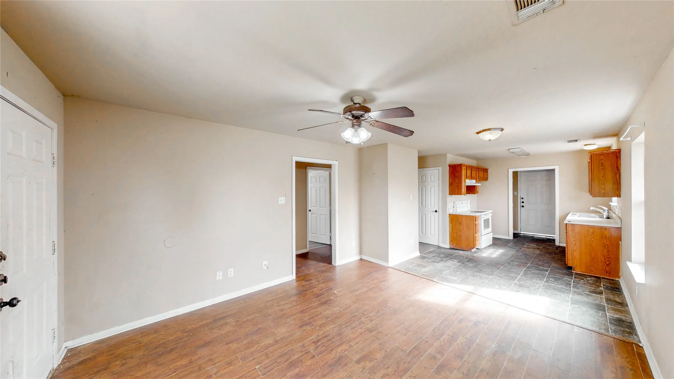 Single Family Residence For Rent in Grayson County , 701 E College Street, Sherman, Texas 75090, 3 Bedrooms, 2 Bathrooms, Garage spaces, 1,010 Sqft, built in 2004, Preowned, Price $1,500, mls#21191782, Real Estate Agent in Sherman, Homes For Rent in Grayson county, Homes For Rent in Sherman, Realtor in Sherman Texas, Real Estate Brokerage Independent Realty Texas, Luminita Cordes Realtor