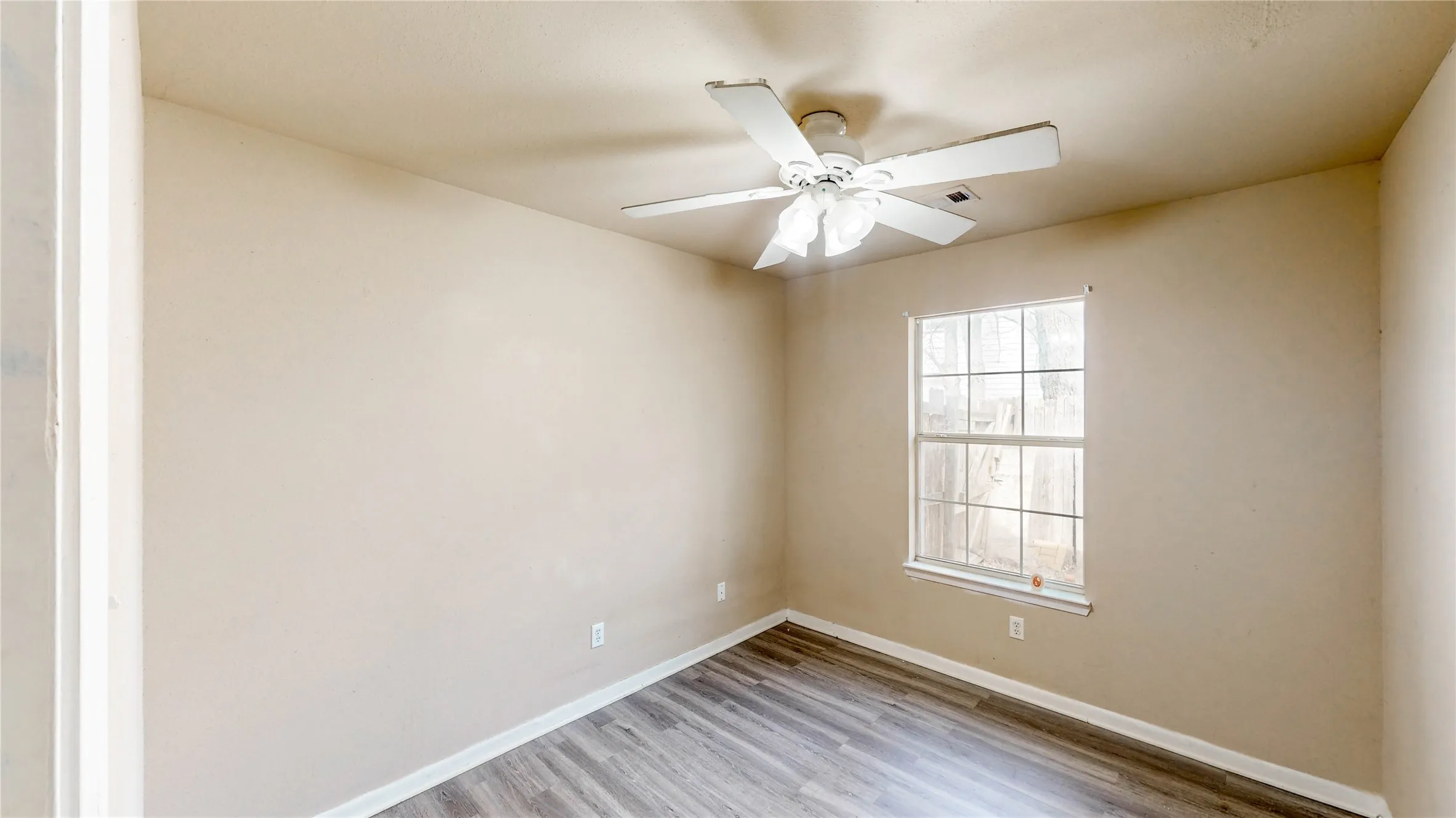 Single Family Residence For Rent in Grayson County , 701 E College Street, Sherman, Texas 75090, 3 Bedrooms, 2 Bathrooms, Garage spaces, 1,010 Sqft, built in 2004, Preowned, Price $1,500, mls#21191782, Real Estate Agent in Sherman, Homes For Rent in Grayson county, Homes For Rent in Sherman, Realtor in Sherman Texas, Real Estate Brokerage Independent Realty Texas, Luminita Cordes Realtor