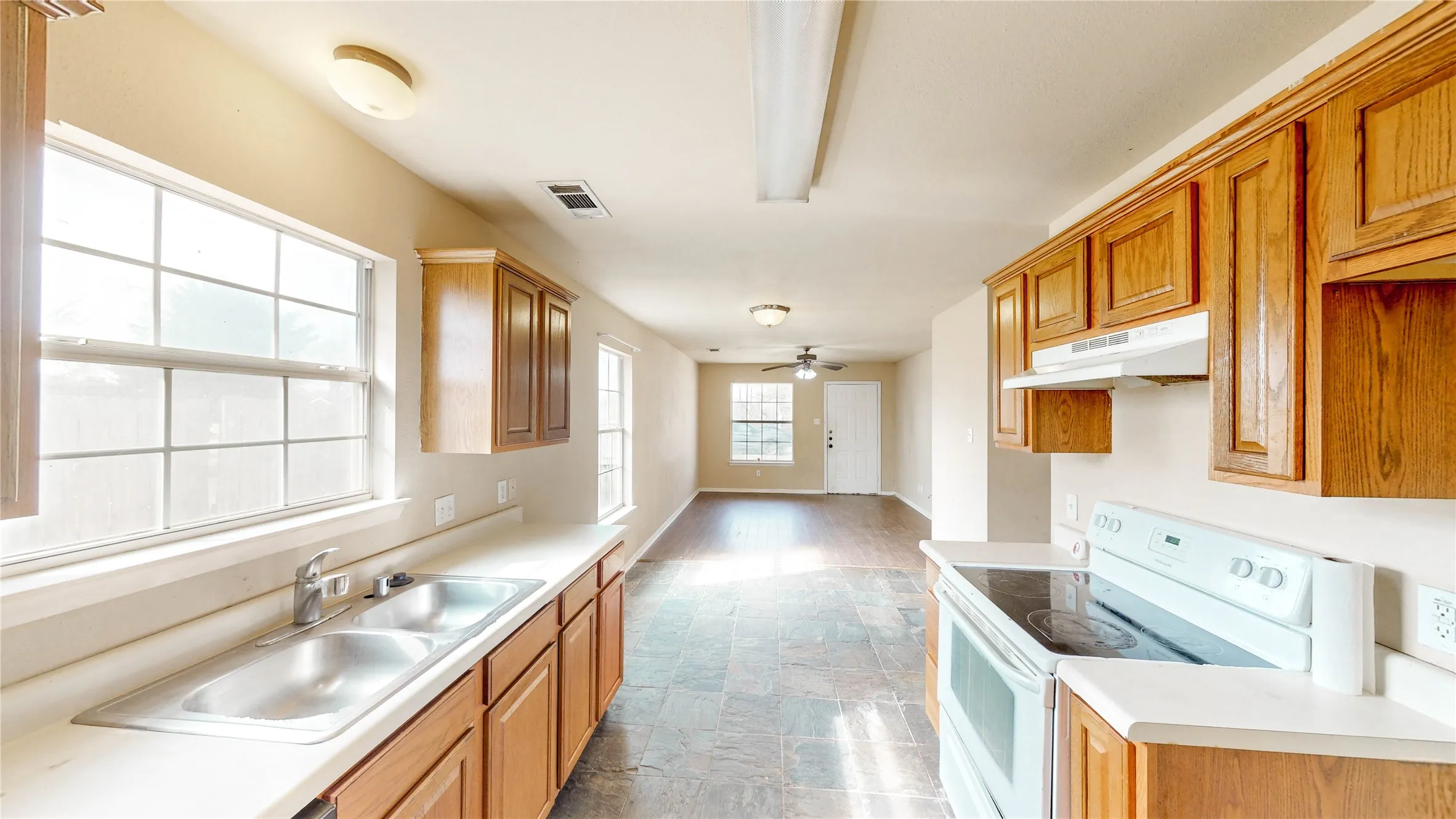 Single Family Residence For Rent in Grayson County , 701 E College Street, Sherman, Texas 75090, 3 Bedrooms, 2 Bathrooms, Garage spaces, 1,010 Sqft, built in 2004, Preowned, Price $1,500, mls#21191782, Real Estate Agent in Sherman, Homes For Rent in Grayson county, Homes For Rent in Sherman, Realtor in Sherman Texas, Real Estate Brokerage Independent Realty Texas, Luminita Cordes Realtor