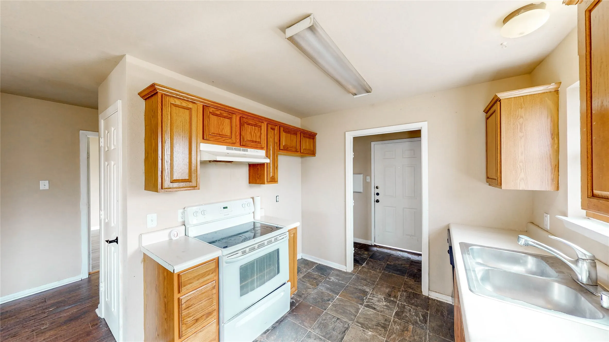 Single Family Residence For Rent in Grayson County , 701 E College Street, Sherman, Texas 75090, 3 Bedrooms, 2 Bathrooms, Garage spaces, 1,010 Sqft, built in 2004, Preowned, Price $1,500, mls#21191782, Real Estate Agent in Sherman, Homes For Rent in Grayson county, Homes For Rent in Sherman, Realtor in Sherman Texas, Real Estate Brokerage Independent Realty Texas, Luminita Cordes Realtor