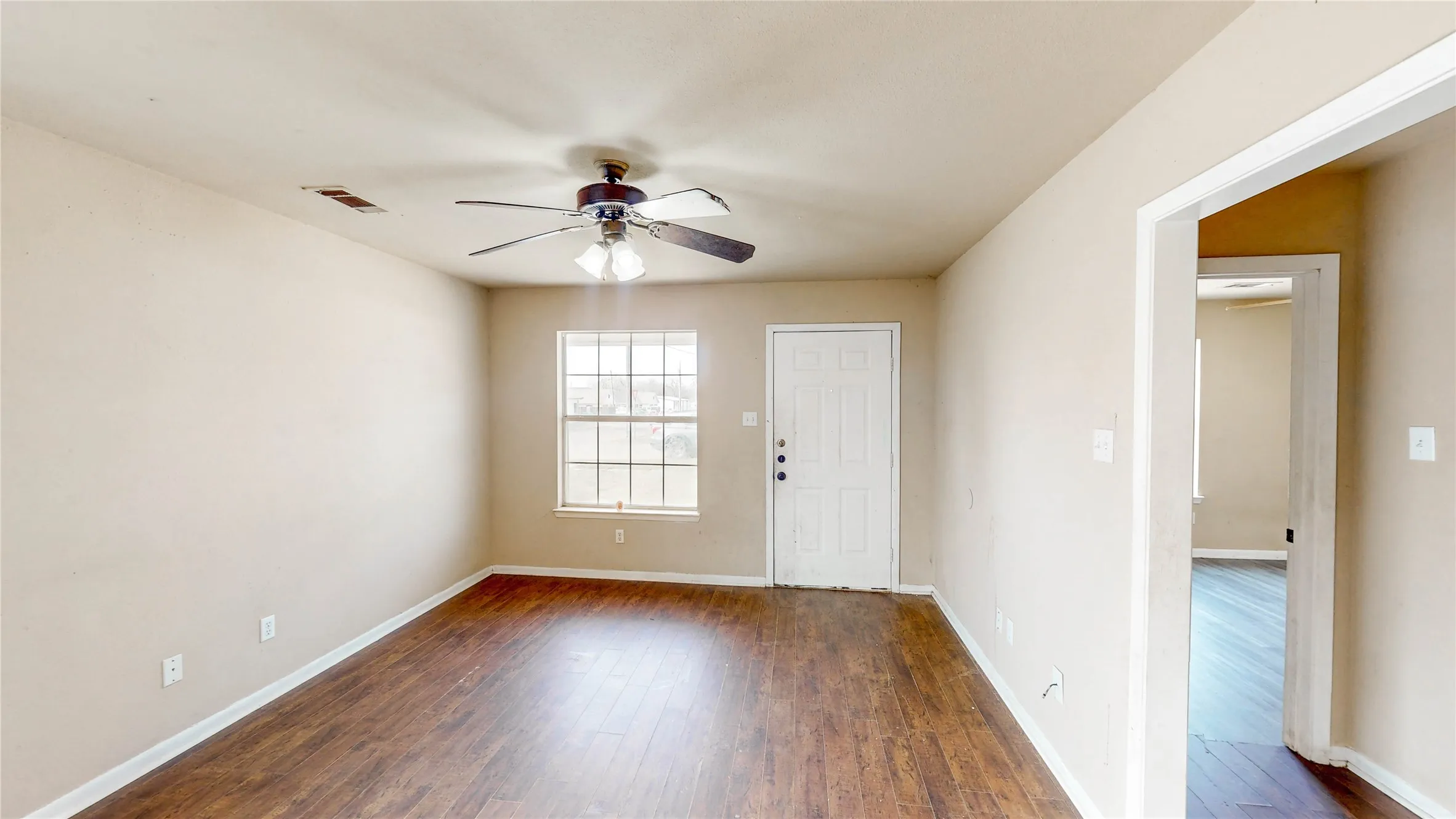 Single Family Residence For Rent in Grayson County , 701 E College Street, Sherman, Texas 75090, 3 Bedrooms, 2 Bathrooms, Garage spaces, 1,010 Sqft, built in 2004, Preowned, Price $1,500, mls#21191782, Real Estate Agent in Sherman, Homes For Rent in Grayson county, Homes For Rent in Sherman, Realtor in Sherman Texas, Real Estate Brokerage Independent Realty Texas, Luminita Cordes Realtor