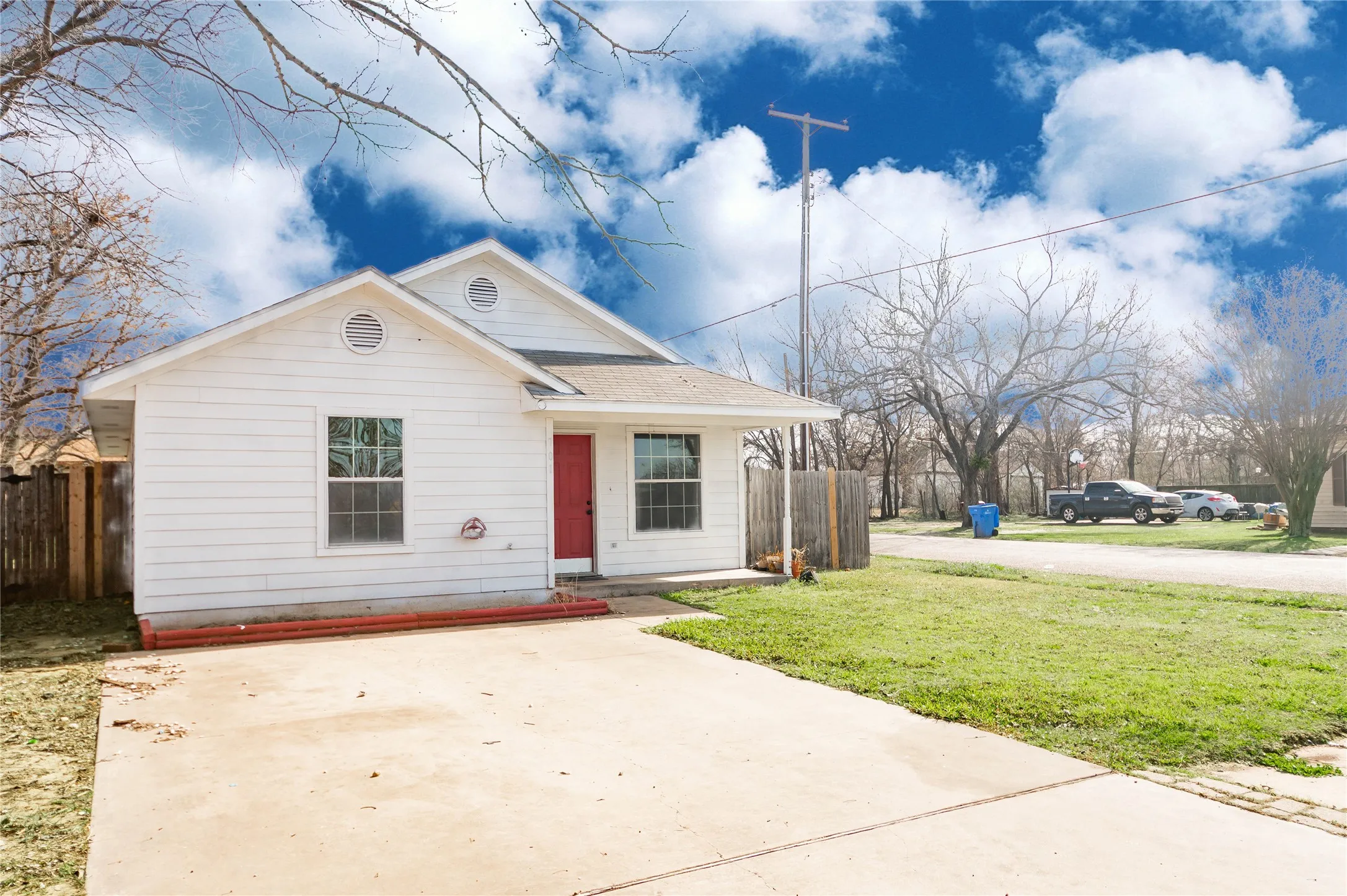 Single Family Residence For Rent in Grayson County , 701 E College Street, Sherman, Texas 75090, 3 Bedrooms, 2 Bathrooms, Garage spaces, 1,010 Sqft, built in 2004, Preowned, Price $1,500, mls#21191782, Real Estate Agent in Sherman, Homes For Rent in Grayson county, Homes For Rent in Sherman, Realtor in Sherman Texas, Real Estate Brokerage Independent Realty Texas, Luminita Cordes Realtor