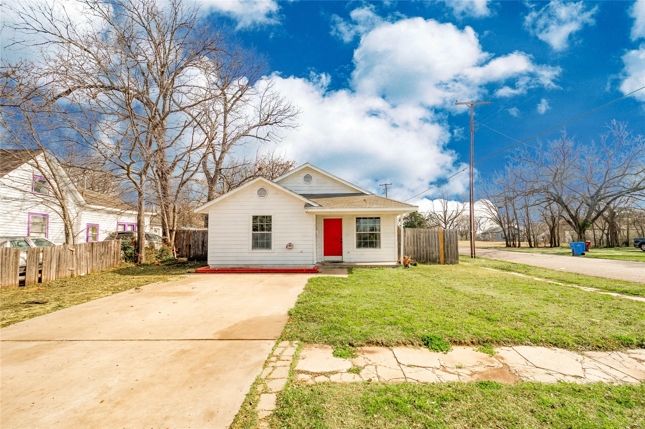 Single Family Residence For Rent in Grayson County , 701 E College Street, Sherman, Texas 75090, 3 Bedrooms, 2 Bathrooms, Garage spaces, 1,010 Sqft, built in 2004, Preowned, Price $1,500, mls#21191782, Real Estate Agent in Sherman, Homes For Rent in Grayson county, Homes For Rent in Sherman, Realtor in Sherman Texas, Real Estate Brokerage Independent Realty Texas, Luminita Cordes Realtor