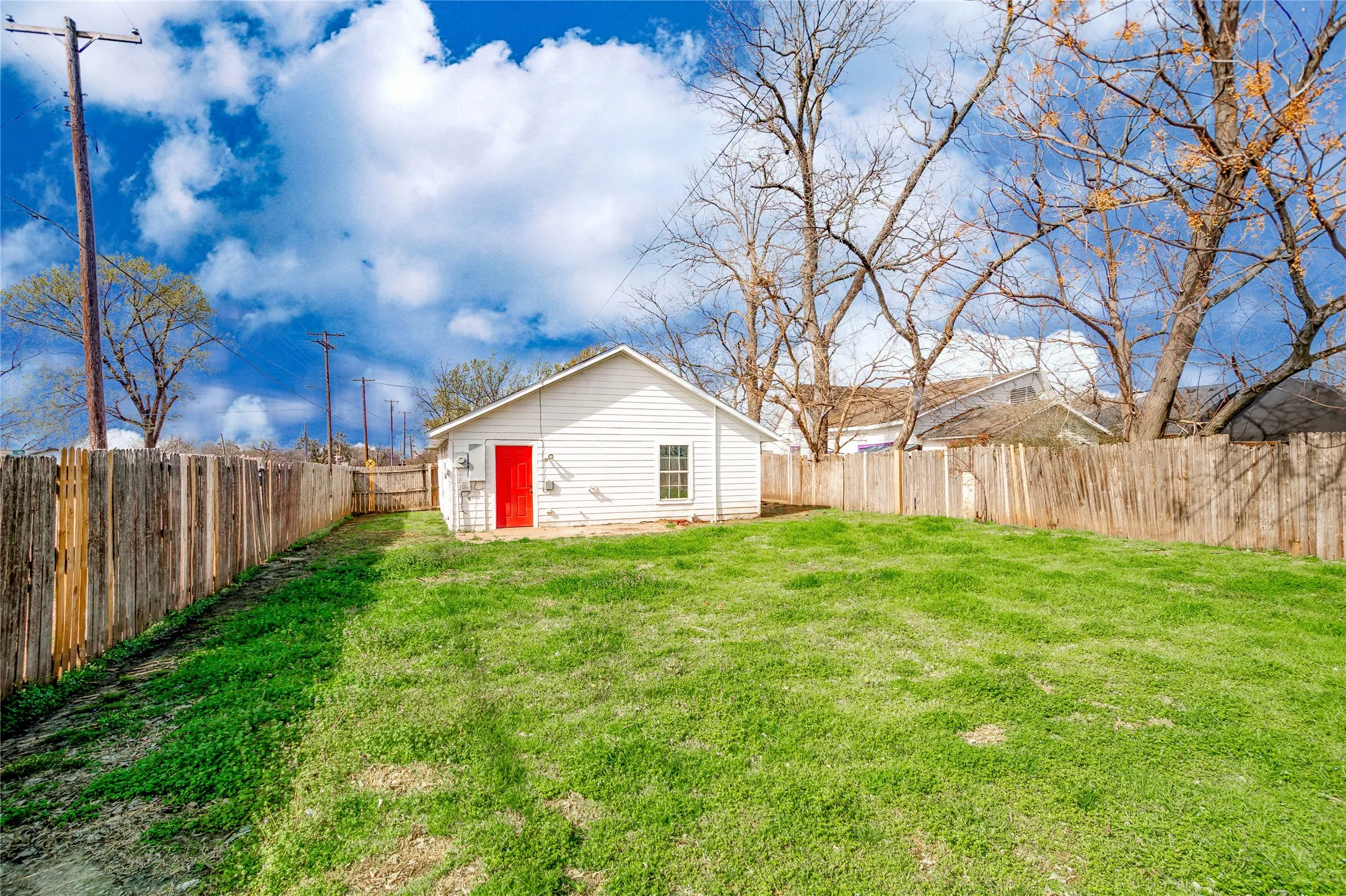 Single Family Residence For Rent in Grayson County , 701 E College Street, Sherman, Texas 75090, 3 Bedrooms, 2 Bathrooms, Garage spaces, 1,010 Sqft, built in 2004, Preowned, Price $1,500, mls#21191782, Real Estate Agent in Sherman, Homes For Rent in Grayson county, Homes For Rent in Sherman, Realtor in Sherman Texas, Real Estate Brokerage Independent Realty Texas, Luminita Cordes Realtor