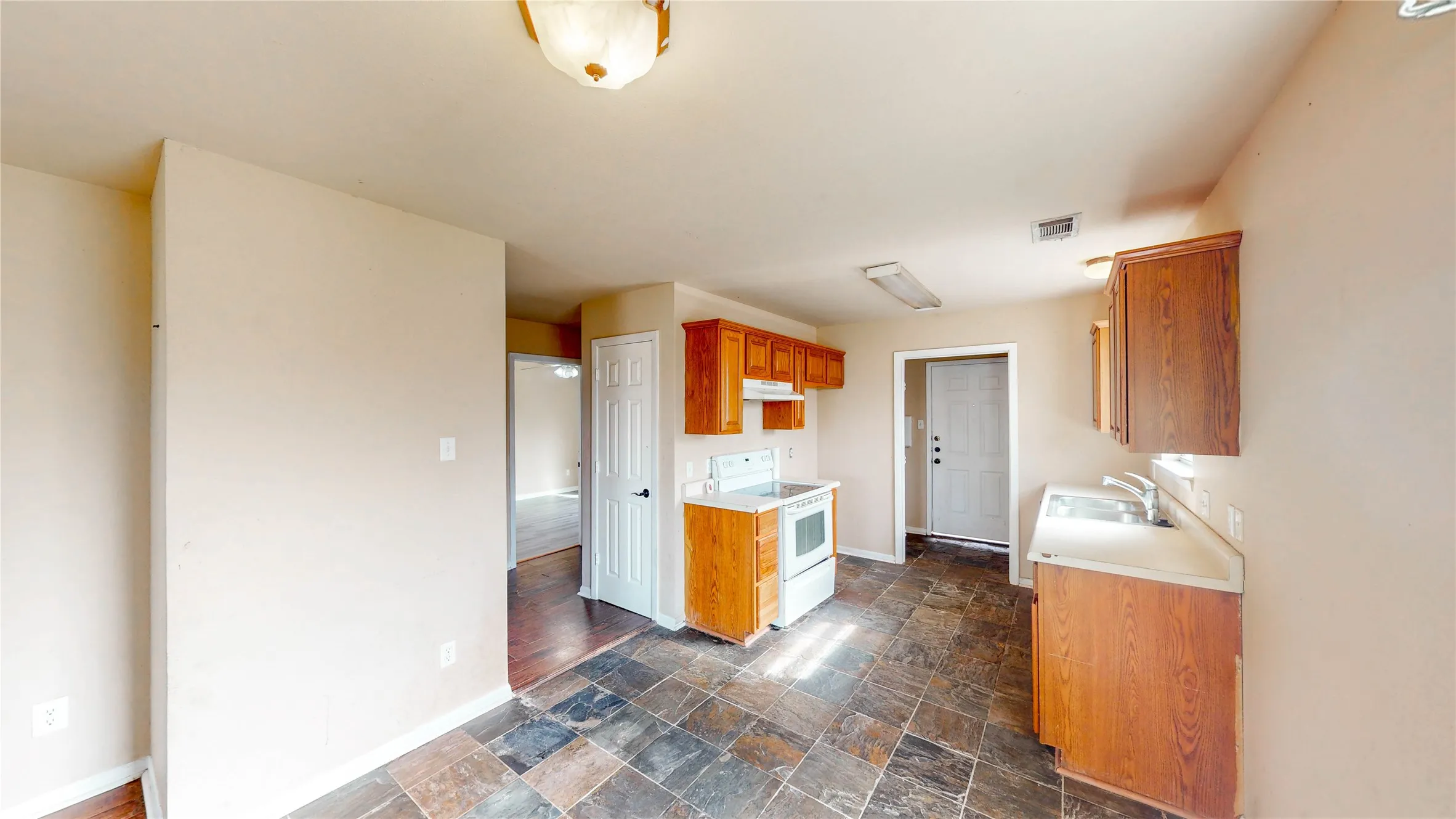 Single Family Residence For Rent in Grayson County , 701 E College Street, Sherman, Texas 75090, 3 Bedrooms, 2 Bathrooms, Garage spaces, 1,010 Sqft, built in 2004, Preowned, Price $1,500, mls#21191782, Real Estate Agent in Sherman, Homes For Rent in Grayson county, Homes For Rent in Sherman, Realtor in Sherman Texas, Real Estate Brokerage Independent Realty Texas, Luminita Cordes Realtor