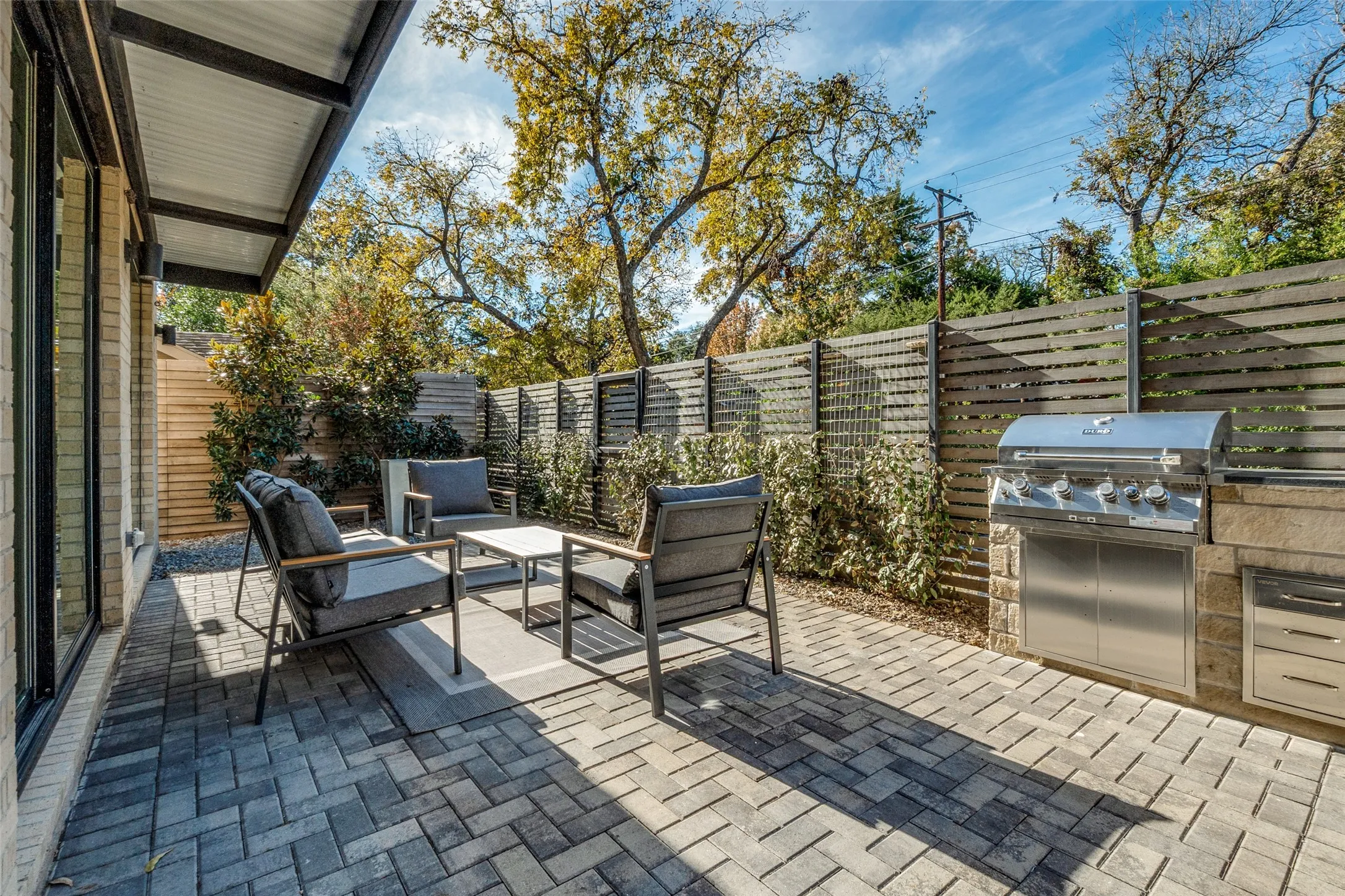 Ground level Patio with Cooktop and Fountain