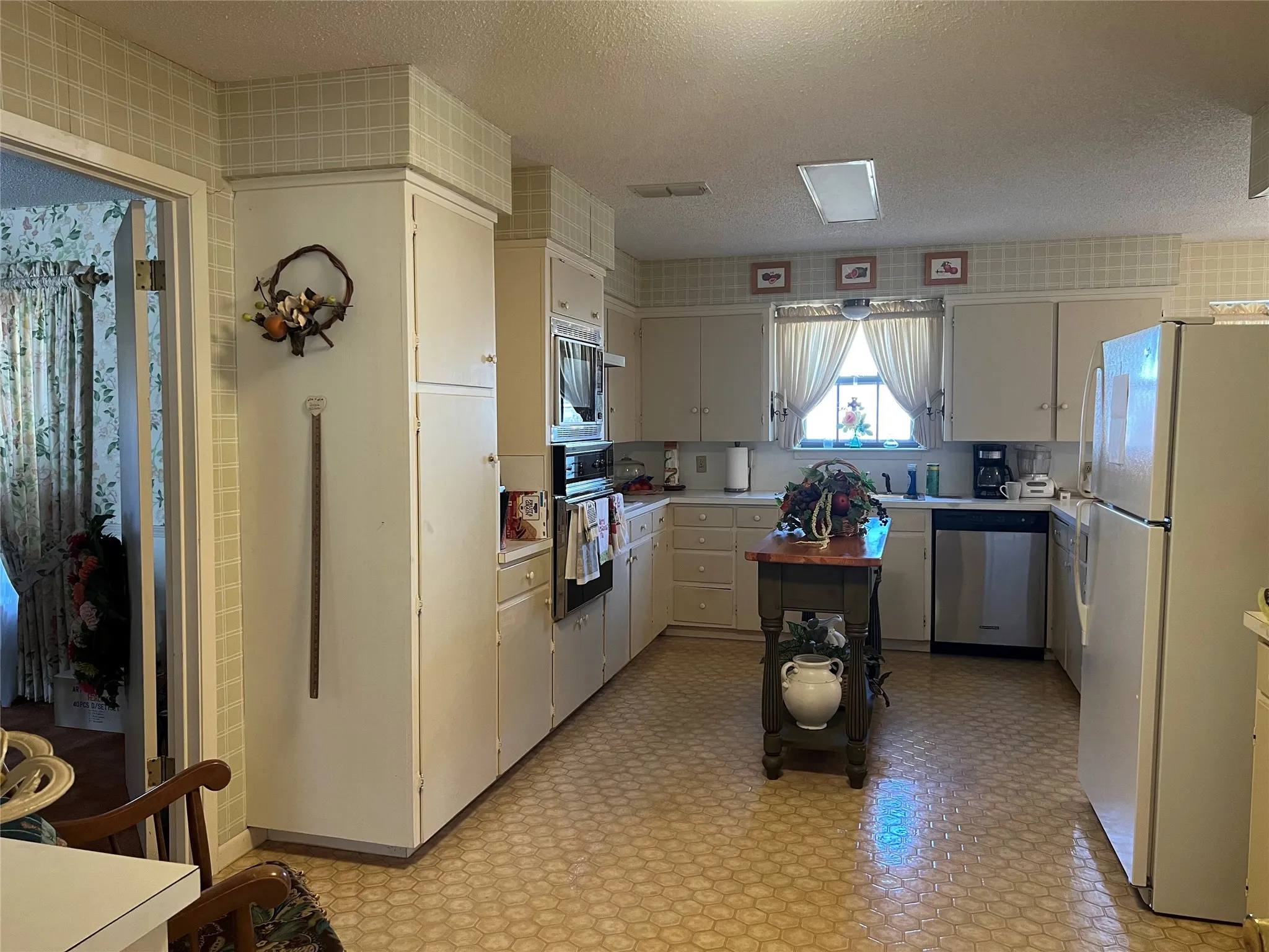 Single Family Residence For Sale in Clay County , 316 E Spring Street, Henrietta, Texas 76365, 2 Bedroom, 2 Bathroom, 2 Garage spaces, 1,810 Sqft, built in 1960, mls#21191992, Real Estate Agent in Henrietta, Homes For Sale in Clay county, Homes For Sale in Henrietta, Realtor in Henrietta Texas, Real Estate Brokerage Independent Realty Texas, Luminita Cordes Realtor