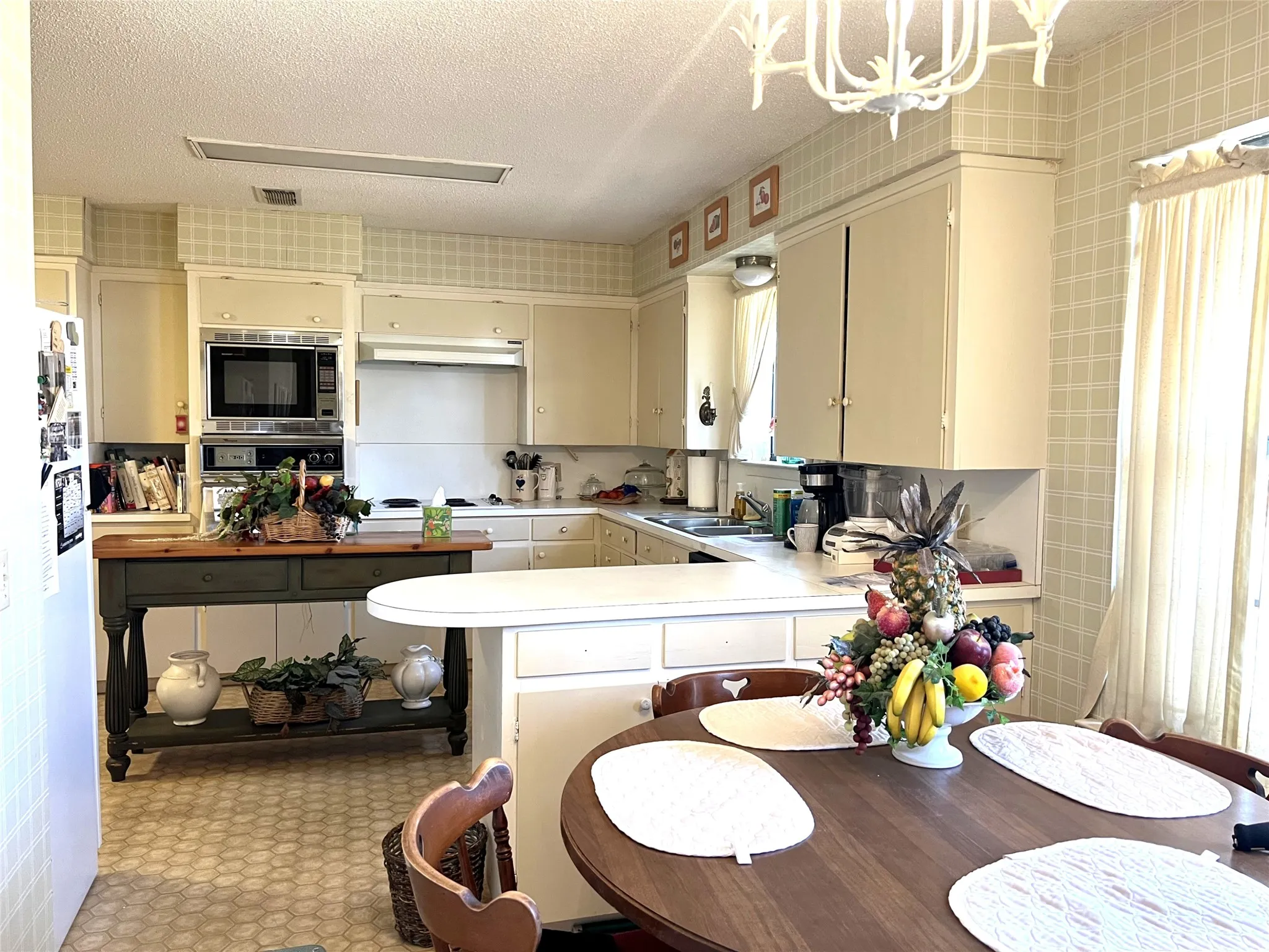 Single Family Residence For Sale in Clay County , 316 E Spring Street, Henrietta, Texas 76365, 2 Bedroom, 2 Bathroom, 2 Garage spaces, 1,810 Sqft, built in 1960, mls#21191992, Real Estate Agent in Henrietta, Homes For Sale in Clay county, Homes For Sale in Henrietta, Realtor in Henrietta Texas, Real Estate Brokerage Independent Realty Texas, Luminita Cordes Realtor