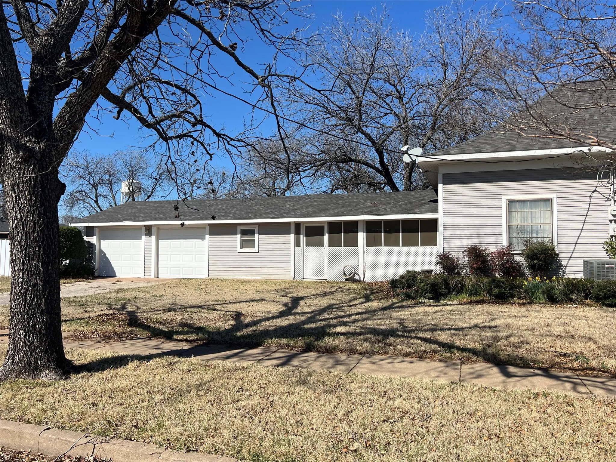 Single Family Residence For Sale in Clay County , 316 E Spring Street, Henrietta, Texas 76365, 2 Bedroom, 2 Bathroom, 2 Garage spaces, 1,810 Sqft, built in 1960, mls#21191992, Real Estate Agent in Henrietta, Homes For Sale in Clay county, Homes For Sale in Henrietta, Realtor in Henrietta Texas, Real Estate Brokerage Independent Realty Texas, Luminita Cordes Realtor