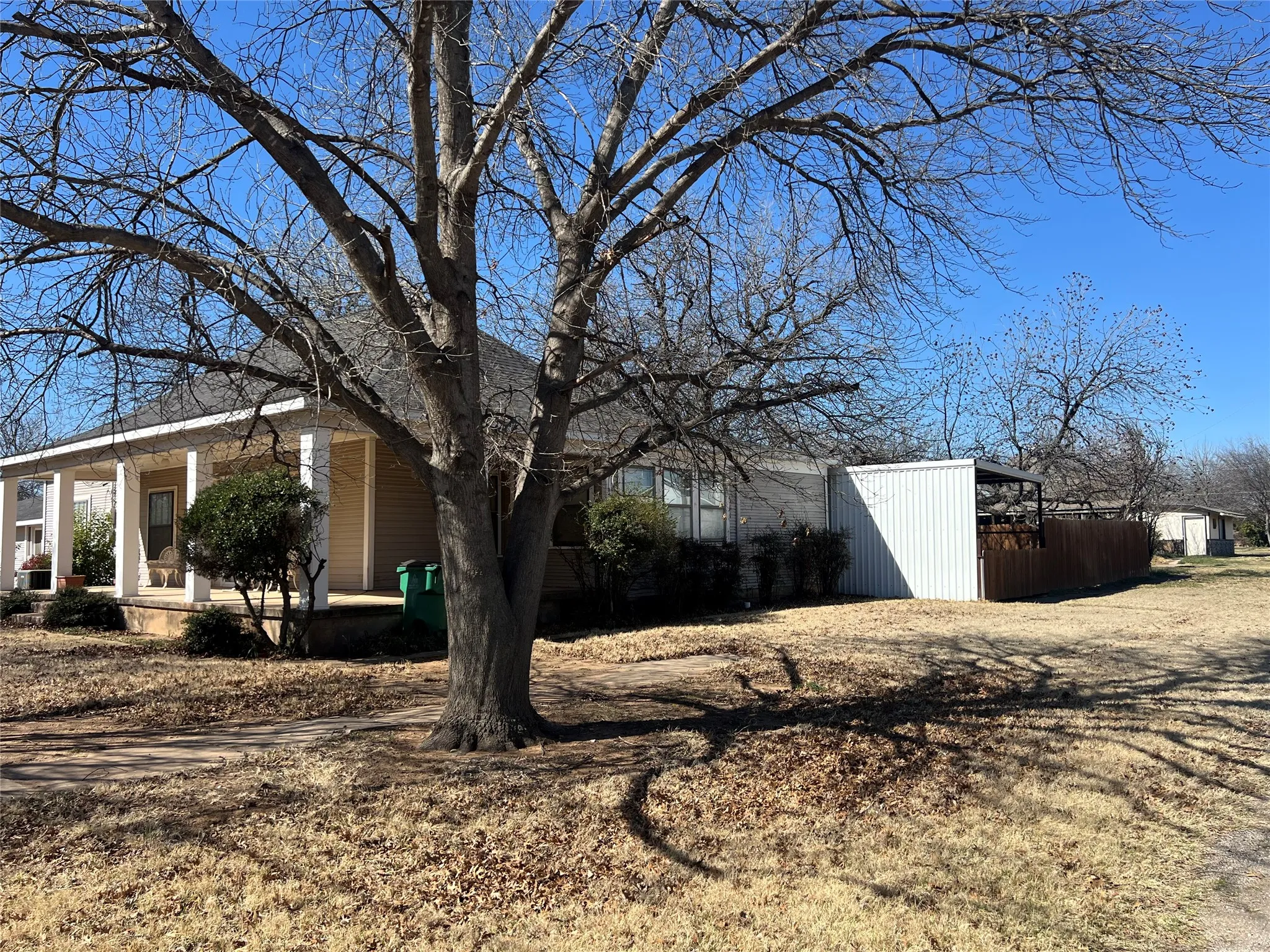 Single Family Residence For Sale in Clay County , 316 E Spring Street, Henrietta, Texas 76365, 2 Bedroom, 2 Bathroom, 2 Garage spaces, 1,810 Sqft, built in 1960, mls#21191992, Real Estate Agent in Henrietta, Homes For Sale in Clay county, Homes For Sale in Henrietta, Realtor in Henrietta Texas, Real Estate Brokerage Independent Realty Texas, Luminita Cordes Realtor