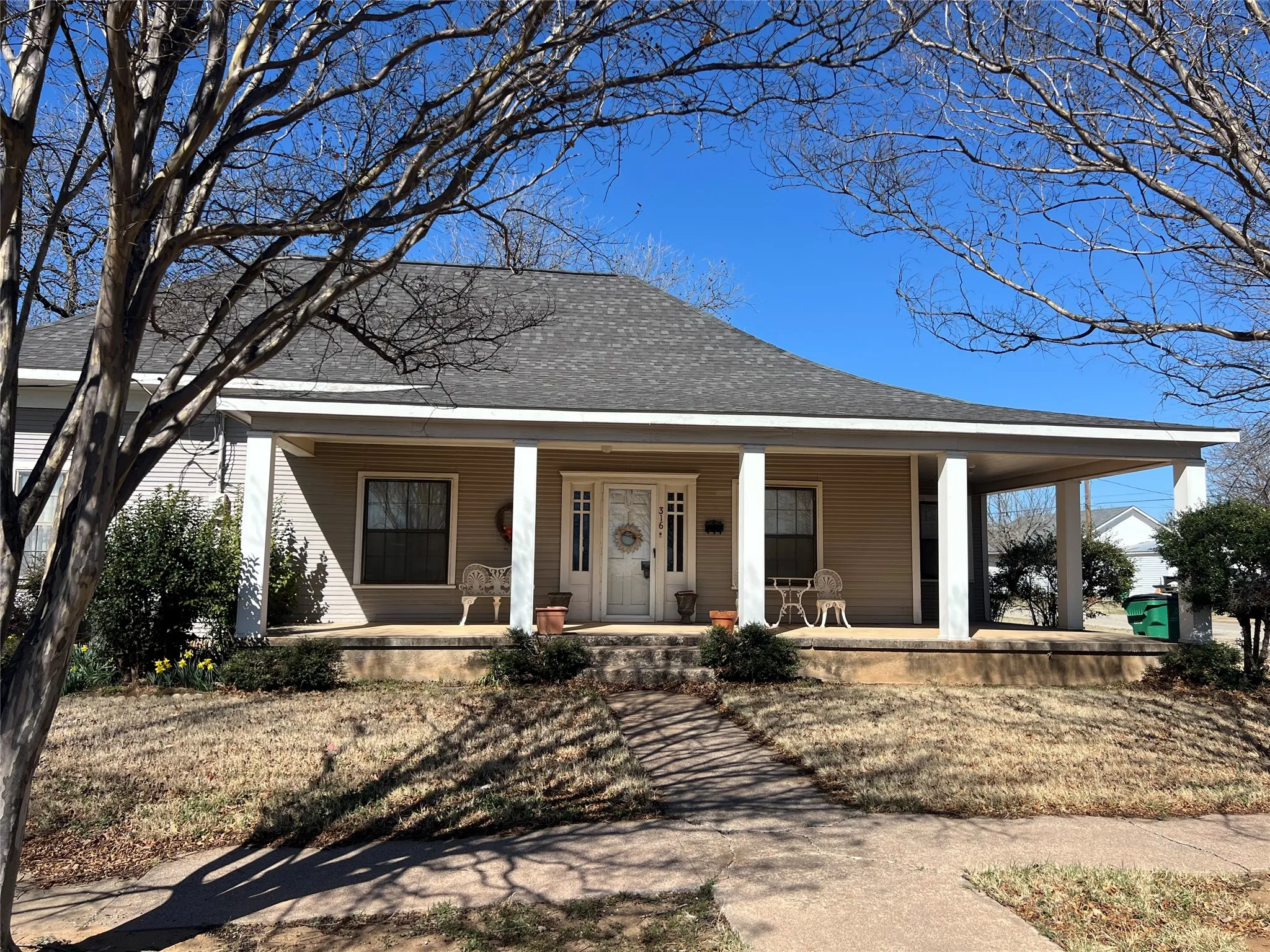 Single Family Residence For Sale in Clay County , 316 E Spring Street, Henrietta, Texas 76365, 2 Bedroom, 2 Bathroom, 2 Garage spaces, 1,810 Sqft, built in 1960, mls#21191992, Real Estate Agent in Henrietta, Homes For Sale in Clay county, Homes For Sale in Henrietta, Realtor in Henrietta Texas, Real Estate Brokerage Independent Realty Texas, Luminita Cordes Realtor